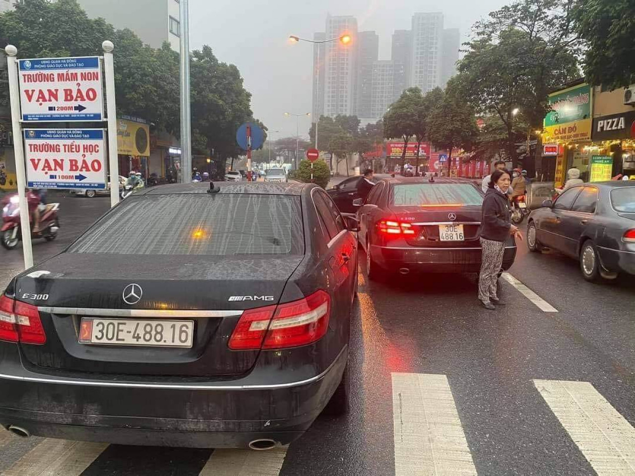 Hình ảnh hai xe ô tô Mercedes Benz cùng biển kiểm soát lưu thông trên địa bàn quận Hà Đông, Hà Nội. 