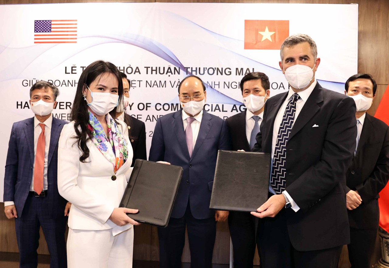 Bà Nguyễn Thị Thanh Bình, Phó Tổng giám đốc T&T Group và ông John Wallington, Giám đốc Pg88ok giải trí thể thao, casino, bắn cá và slot, Tập đoàn UPC Renewables (Hoa Kỳ) trao đổi MoU về PG88 hơn 2,1 triệu thành viên năng lượng.