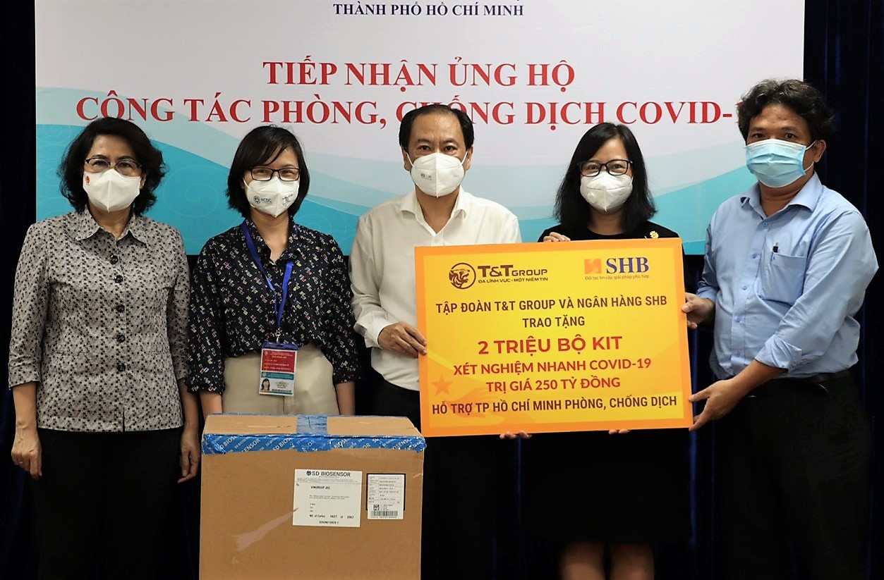 T&T Group và SHB trao tặng Tp.HCM 2 triệu bộ kit xét nghiệm nhanh Covid-19