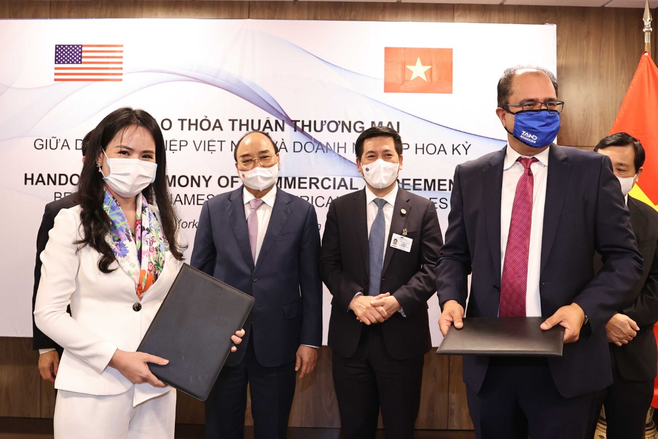 B&agrave; Nguyễn Thị Thanh B&igrave;nh, Ph&oacute; Tổng gi&aacute;m đốc T&T Group v&agrave; &ocirc;ng Sheetal (Monty) Sharma, Gi&aacute;m đốc điều h&agrave;nh Nutraceutical trao đổi hợp đồng ph&acirc;n phối Thực phẩm chức năng tại Việt Nam.
