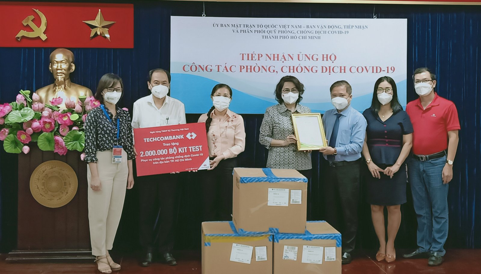 Đại diện lãnh đạo Techcombank trao tặng 2 triệu kit test Covid-19 cho Ủy Ban Nhân dân Tp.HCM.