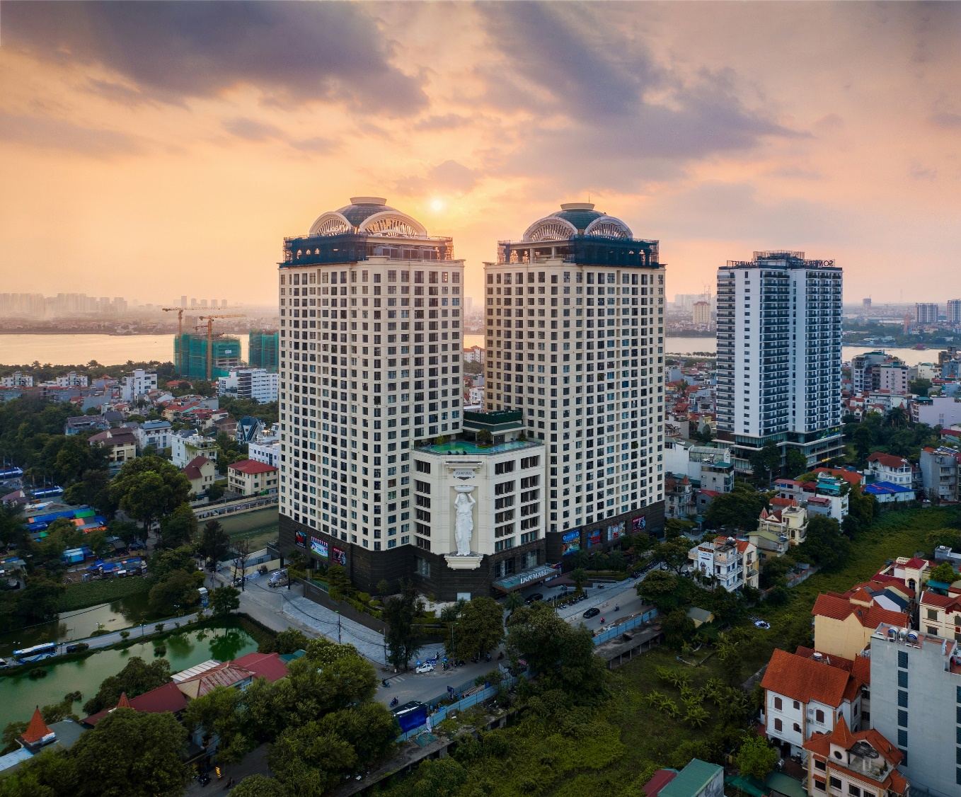 D&rsquo;. Le Roi Soleil - dự &aacute;n c&oacute; v&iacute; trị đắc địa được bao quanh bởi hồ T&acirc;y - hồ nước ngọt lớn nhất Việt Nam.