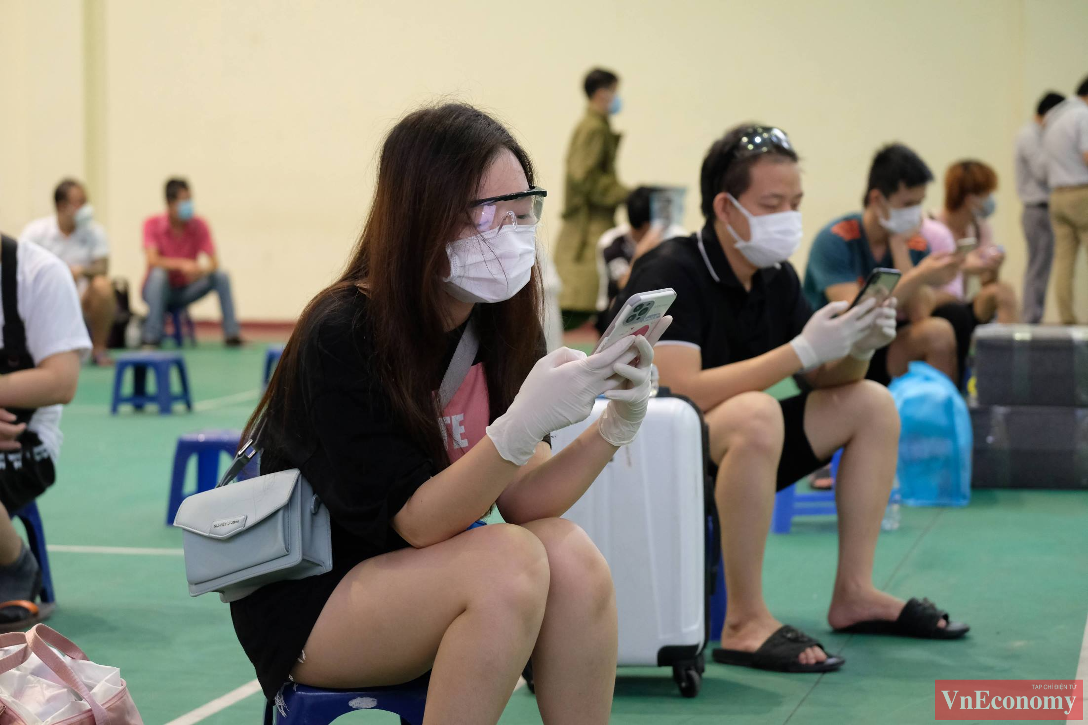Trong l&uacute;c chờ người nh&agrave; đến đ&oacute;n, c&ocirc;ng d&acirc;n ng&otilde; 328, 330 Nguyễn Tr&atilde;i được hướng dẫn di chuyển v&agrave;o b&ecirc;n trong nh&agrave; đa năng của Trung t&acirc;m Văn ho&aacute; - Th&ocirc;ng tin v&agrave; Thể thao quận Thanh Xu&acirc;n.