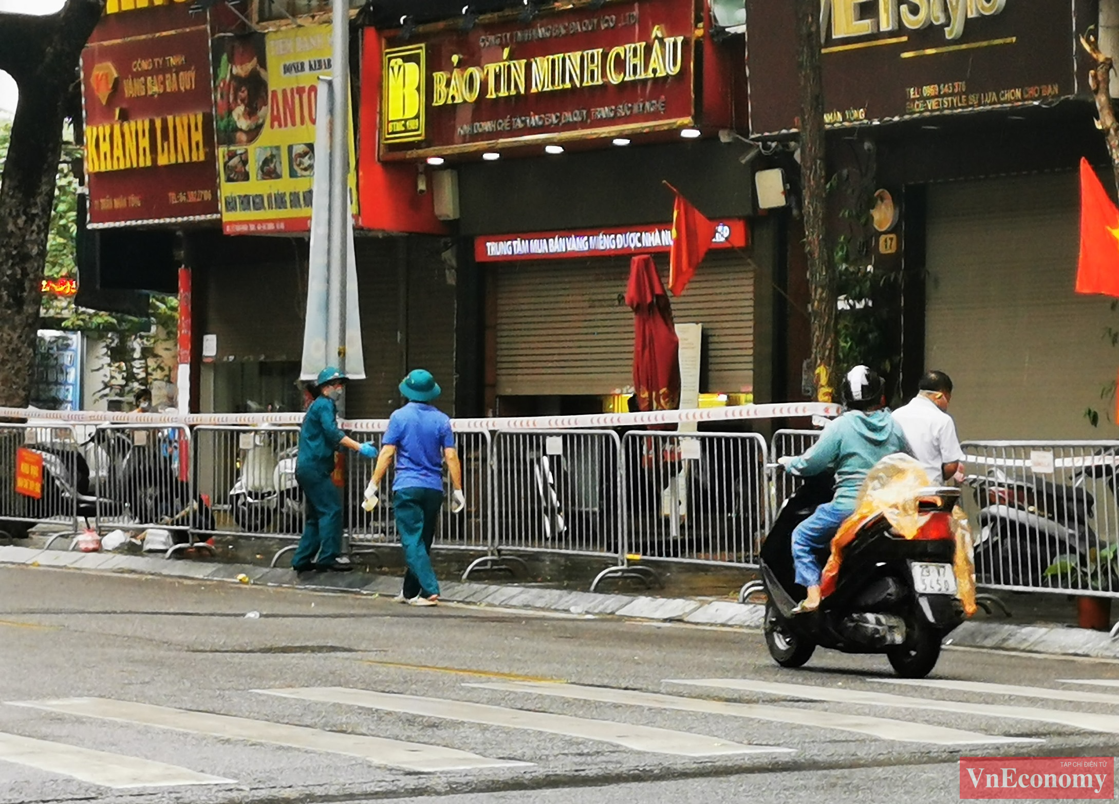 Trước khi triển khai phong tỏa to&agrave;n bộ c&aacute;c số nh&agrave; từ 11 đến hết số 21, gồm 3 hiệu v&agrave;ng v&agrave; 8 số nh&agrave; (nhiều số nh&agrave; trong đ&oacute; l&agrave; c&aacute;c ng&otilde; với đ&ocirc;ng hộ d&acirc;n), lực lượng chức năng đ&atilde; phun khử khuẩn, đồng thời khẩn trương r&agrave; so&aacute;t, truy vết c&aacute;c trường hợp li&ecirc;n quan.