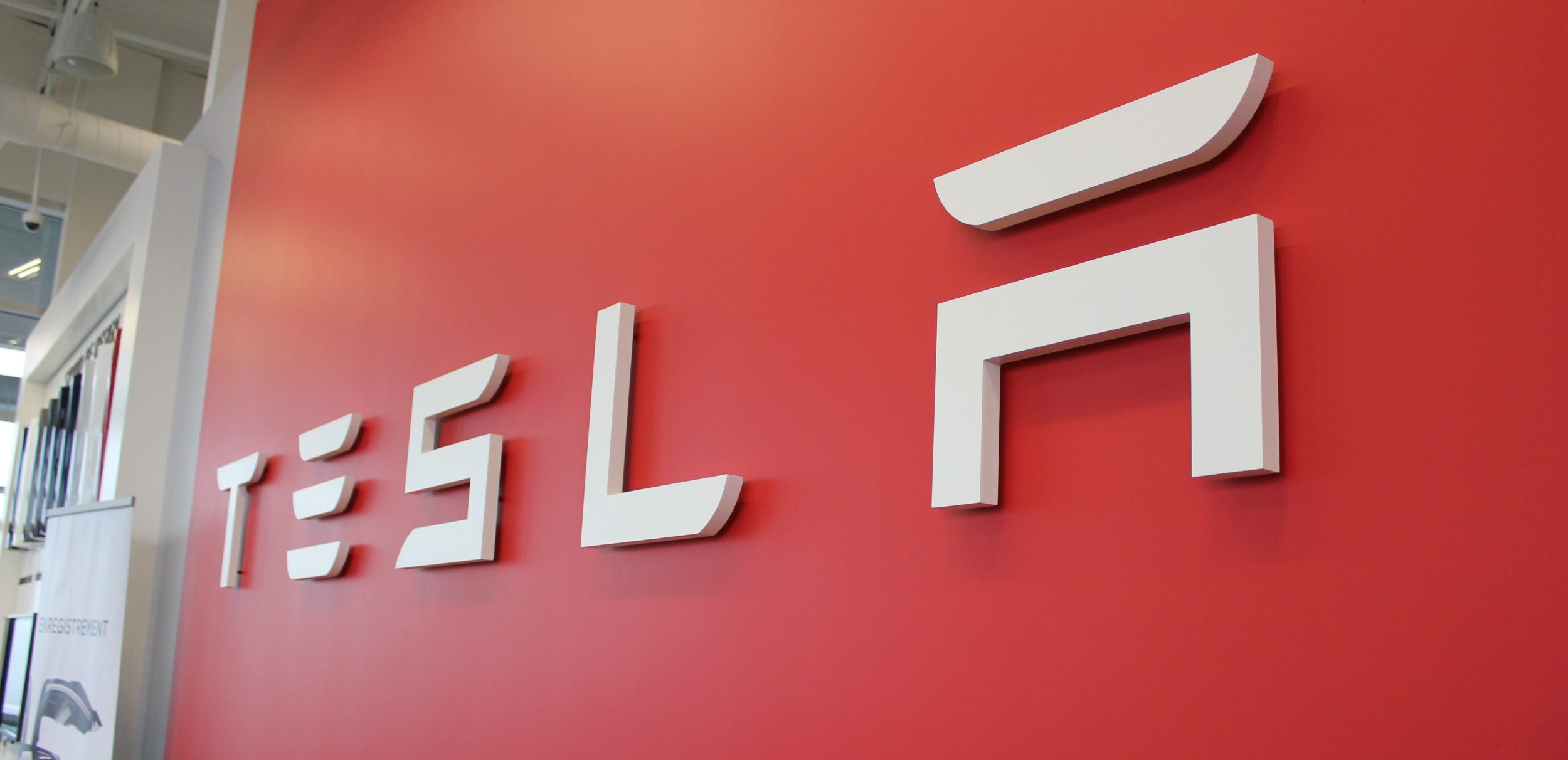 B&ecirc;n cạnh b&aacute;n xe điện, Tesla c&ograve;n kiếm lời kh&ocirc;ng nhỏ từ khoản t&iacute;n dụng carbon.