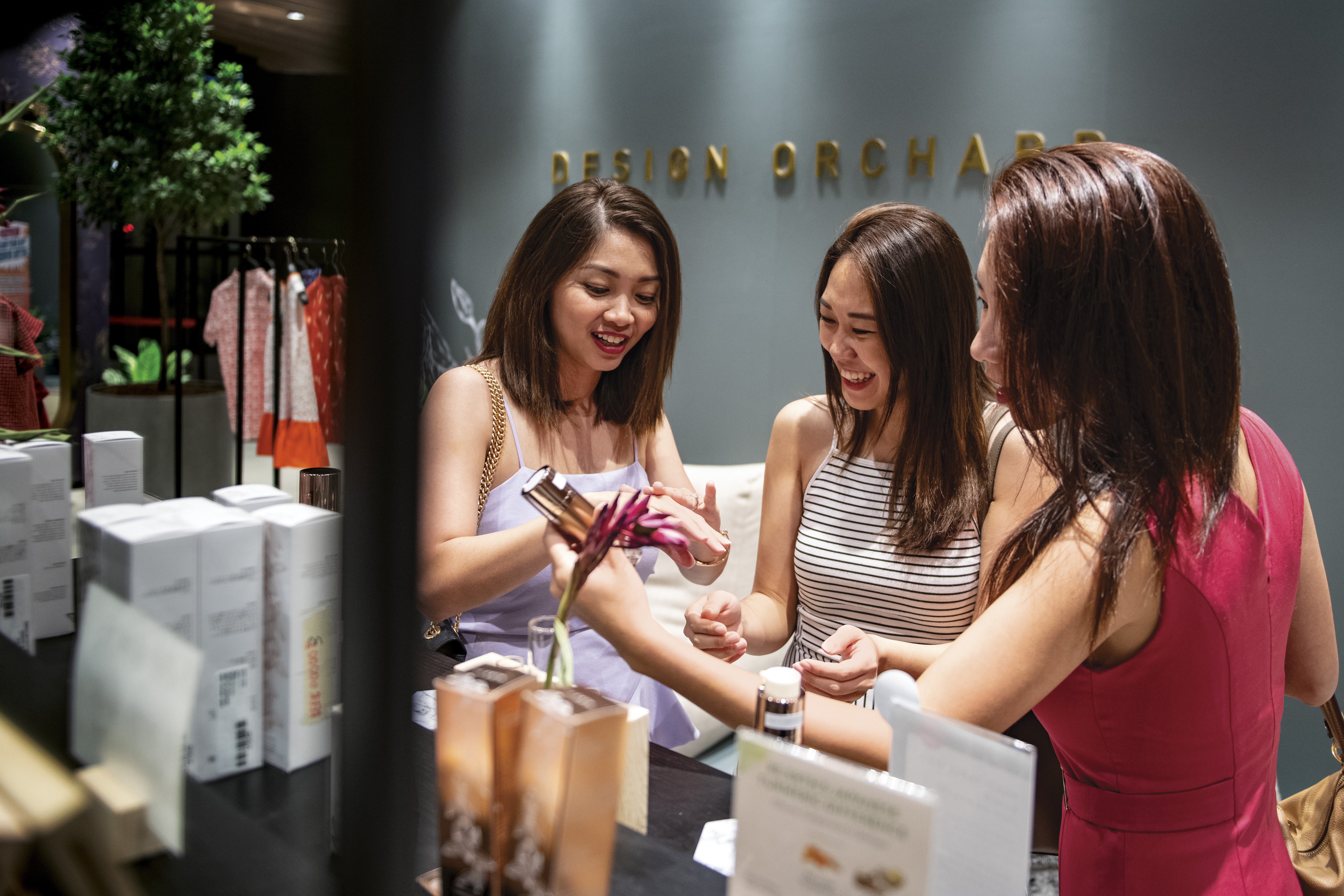 Người d&acirc;n đang t&iacute;ch cực trở lại c&aacute;c cửa h&agrave;ng d&ugrave; vẫn chưa thể bằng với mức độ trước đại dịch.