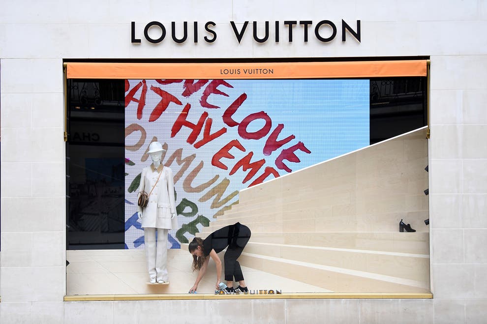 LVMH cho biết tập đo&agrave;n c&ograve;n nhiều vị tr&iacute; bị bỏ ngỏ ở lĩnh vực sản xuất, IT, chuỗi cung ứng, v&agrave; kể cả nh&acirc;n sự.