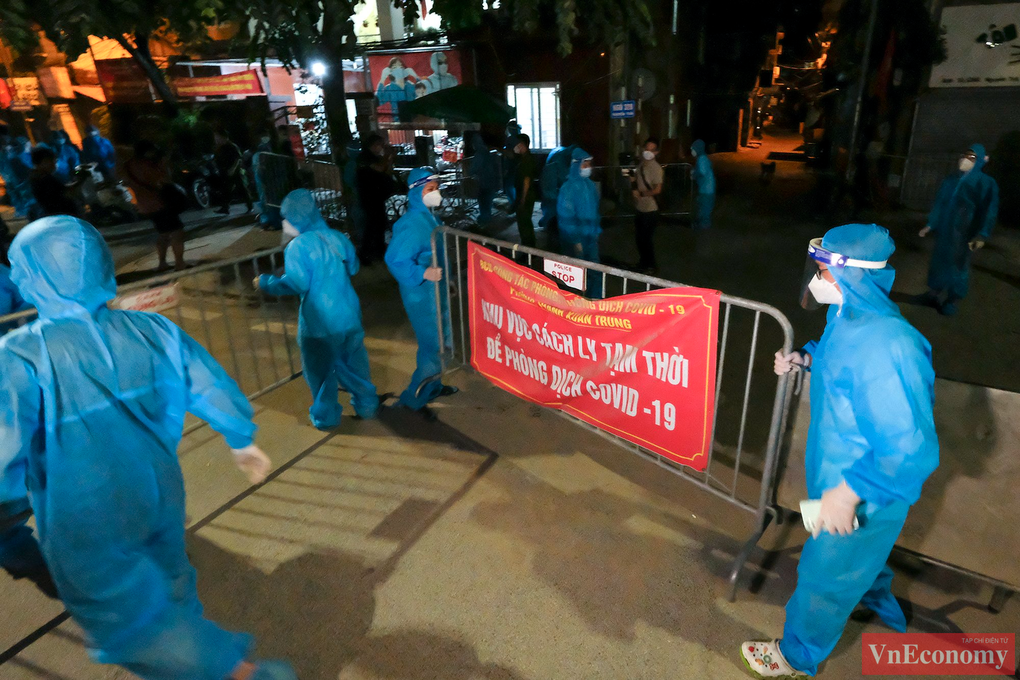 Đ&uacute;ng&nbsp;0h ng&agrave;y 19/9, hai ng&otilde; 328 v&agrave; 330 Nguyễn Tr&atilde;i bắt đầu được dỡ bỏ phong tỏa. Đ&acirc;y l&agrave; ổ dịch lớn nhất H&agrave; Nội với gần 600 trường hợp F0.