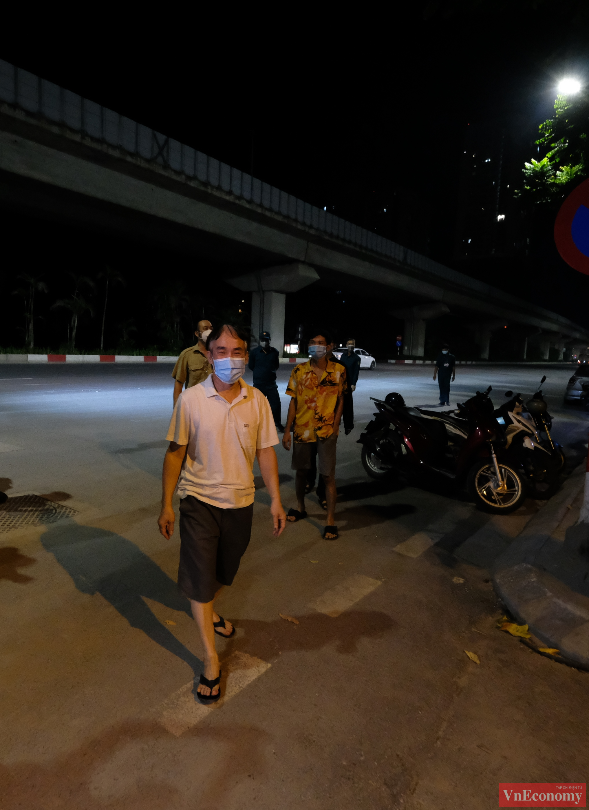 Những người d&acirc;n đầu ti&ecirc;n trở về nh&agrave;&nbsp;được nh&acirc;n vi&ecirc;n y tế hướng dẫn qu&eacute;t m&atilde; QR để đảm bảo an to&agrave;n. Đồng thời, người d&acirc;n được khuyến c&aacute;o, trong thời gian ở nh&agrave;, những trường hợp người d&acirc;n đ&atilde; đi c&aacute;ch ly tập trung tại 2 khu c&aacute;ch ly k&yacute; t&uacute;c x&aacute; Đại học FPT v&agrave; Trung t&acirc;m Gi&aacute;o dục quốc ph&ograve;ng an ninh (Đại học Quốc gia H&agrave; Nội), phải thường xuy&ecirc;n theo d&otilde;i sức khỏe bản th&acirc;n, nếu c&oacute; bất kỳ dấu hiệu l&acirc;m s&agrave;ng bất thường n&agrave;o, phải đến ngay cơ sở y tế để thăm kh&aacute;m v&agrave; xử l&yacute; kịp thời.
