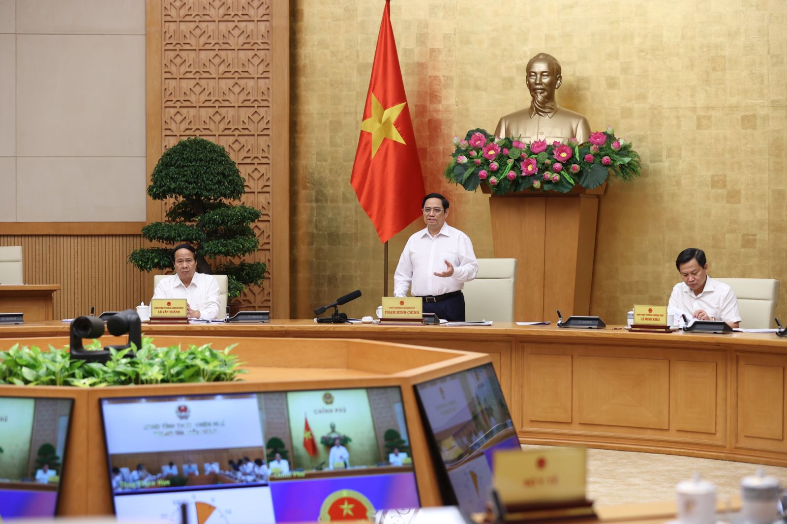 Thủ tướng ph&aacute;t biểu chỉ đạo tại buổi l&agrave;m việc - Ảnh: VGP