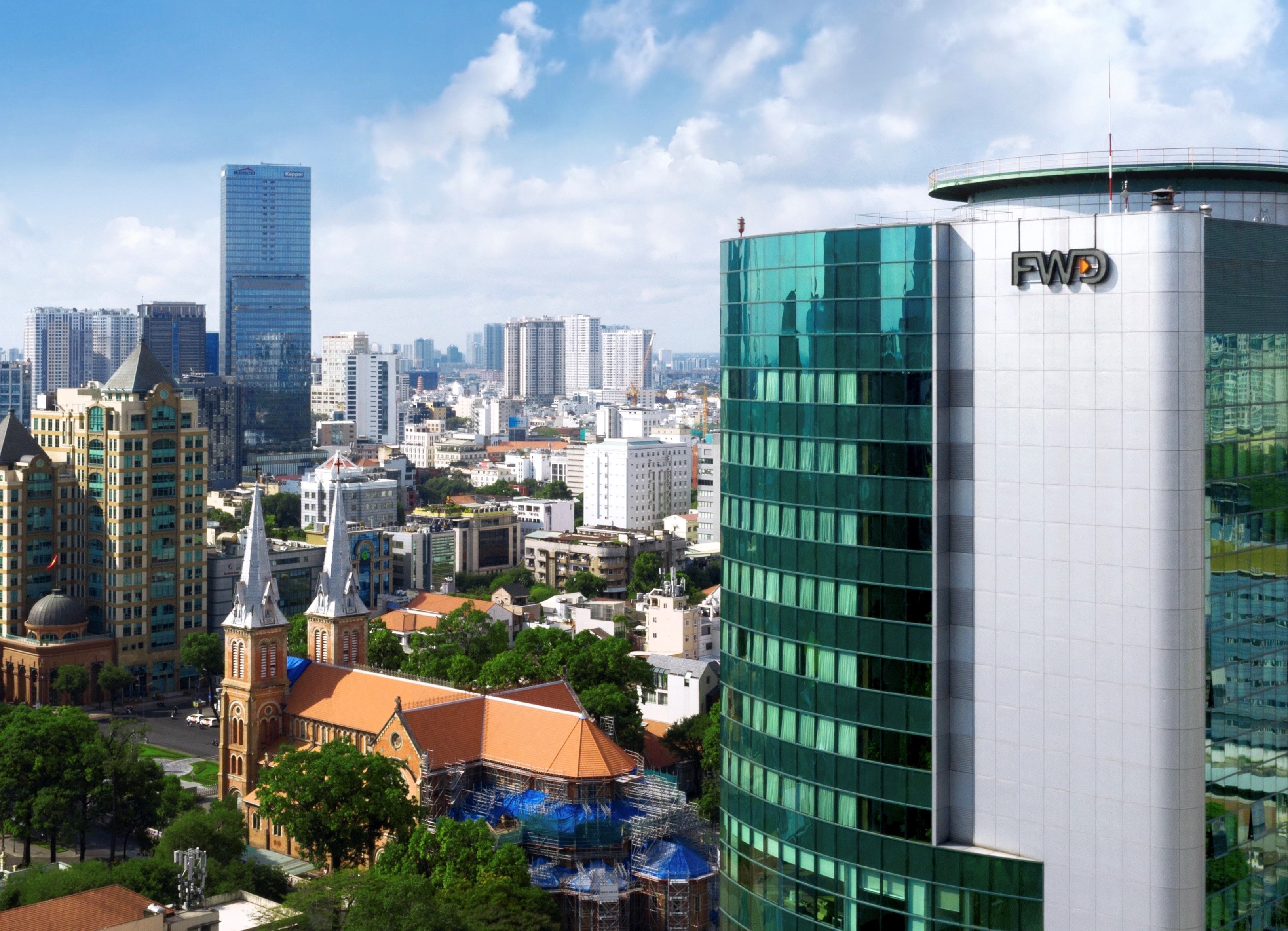 Với chiến lược ưu ti&ecirc;n ph&aacute;t triển c&ocirc;ng nghệ số, FWD Việt Nam l&agrave; c&ocirc;ng ty bảo hiểm kh&aacute;c biệt, c&oacute; nền tảng vững chắc dựa tr&ecirc;n c&aacute;c thế mạnh: sản phẩm đột ph&aacute;, hệ thống ph&acirc;n phối tập trung v&agrave;o chất lượng, số h&oacute;a mọi quy tr&igrave;nh v&agrave; chiến lược thương hiệu kh&aacute;c biệt.
