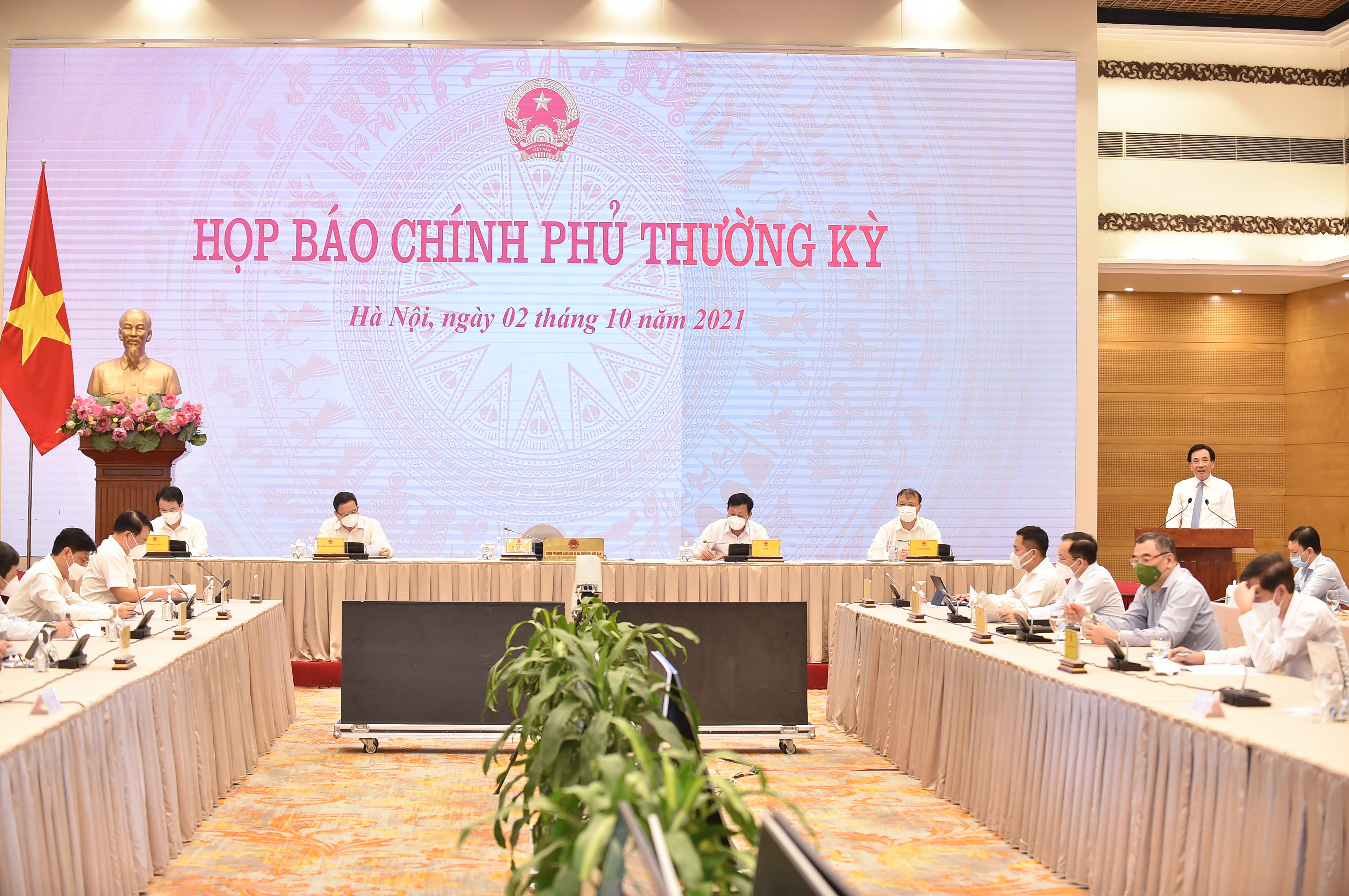 To&agrave;n cảnh họp b&aacute;o chiều 2/10 - Ảnh: VGP