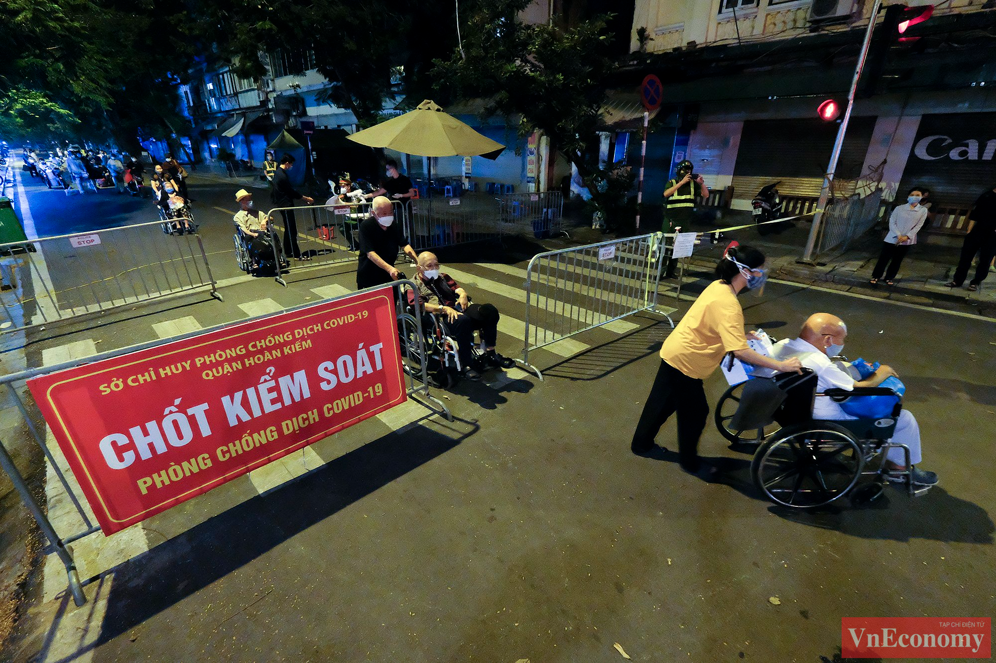 Phần lớn bệnh nh&acirc;n l&agrave; người cao tuổi, phải ngồi xe lăn, c&oacute; người nh&agrave; gi&uacute;p đỡ di chuyển. Dự kiến 3 ng&agrave;y nữa, những bệnh nh&acirc;n n&agrave;y phải tiếp tục lấy mẫu x&eacute;t nghiệm bổ sung.