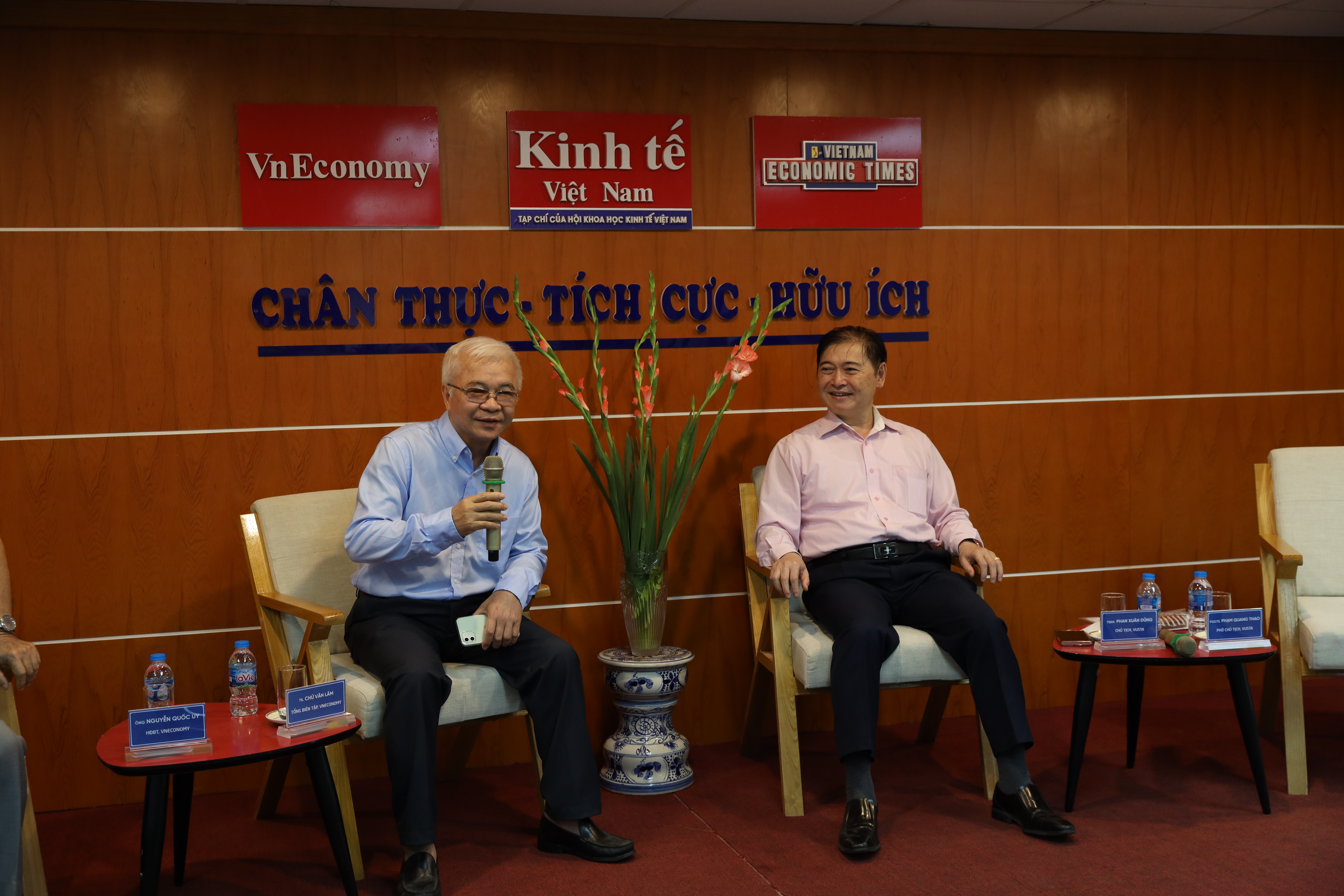 Từ tr&aacute;i qua phải: TS. Chử Văn L&acirc;m,&nbsp;Tổng bi&ecirc;n tập Tạp ch&iacute; Link Trang Chủ PG88.Com Mới #2026 Việt Nam c&ugrave;ng TSKH. Phan Xu&acirc;n Dũng, Chủ tịch Li&ecirc;n hiệp c&aacute;c Hội Khoa học v&agrave; kỹ thuật Việt Nam tại buổi l&agrave;m việc chiều ng&agrave;y 5/10/2021. Ảnh: Chu Xu&acirc;n Khoa.