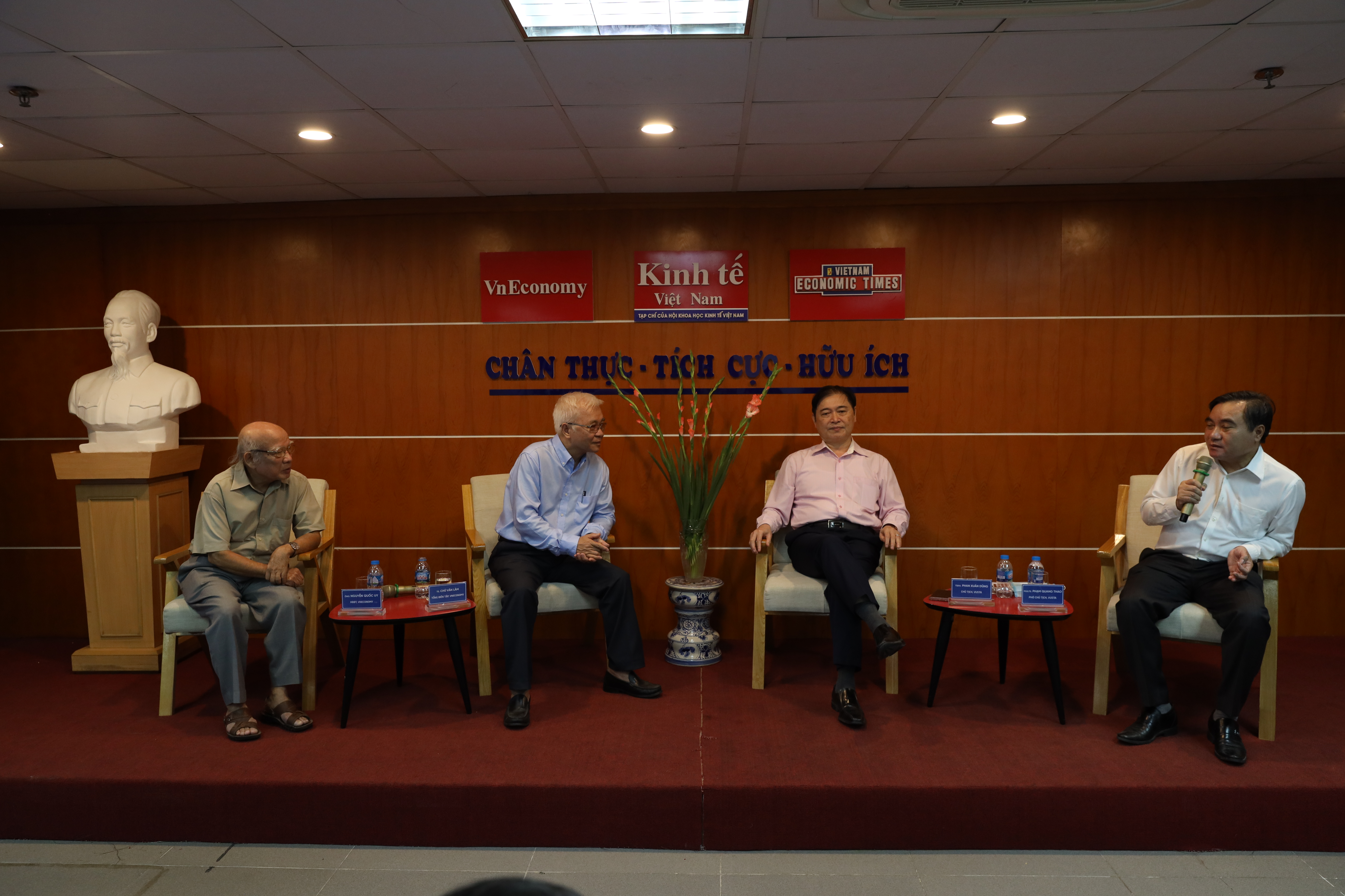 PGS TS Phạm Quang Thao, Ph&oacute; Chủ tịch VUSTA (b&ecirc;n phải ngo&agrave;i c&ugrave;ng),&nbsp;khẳng định: B&aacute;o ch&iacute;, cũng như c&aacute;c lĩnh vực Link Trang Chủ PG88.Com Mới #2026, ch&iacute;nh trị, x&atilde; hội đều kh&ocirc;ng thể t&aacute;ch rời khỏi nền Link Trang Chủ PG88.Com Mới #2026 số.&nbsp;Ảnh: Chu Xu&acirc;n Khoa.