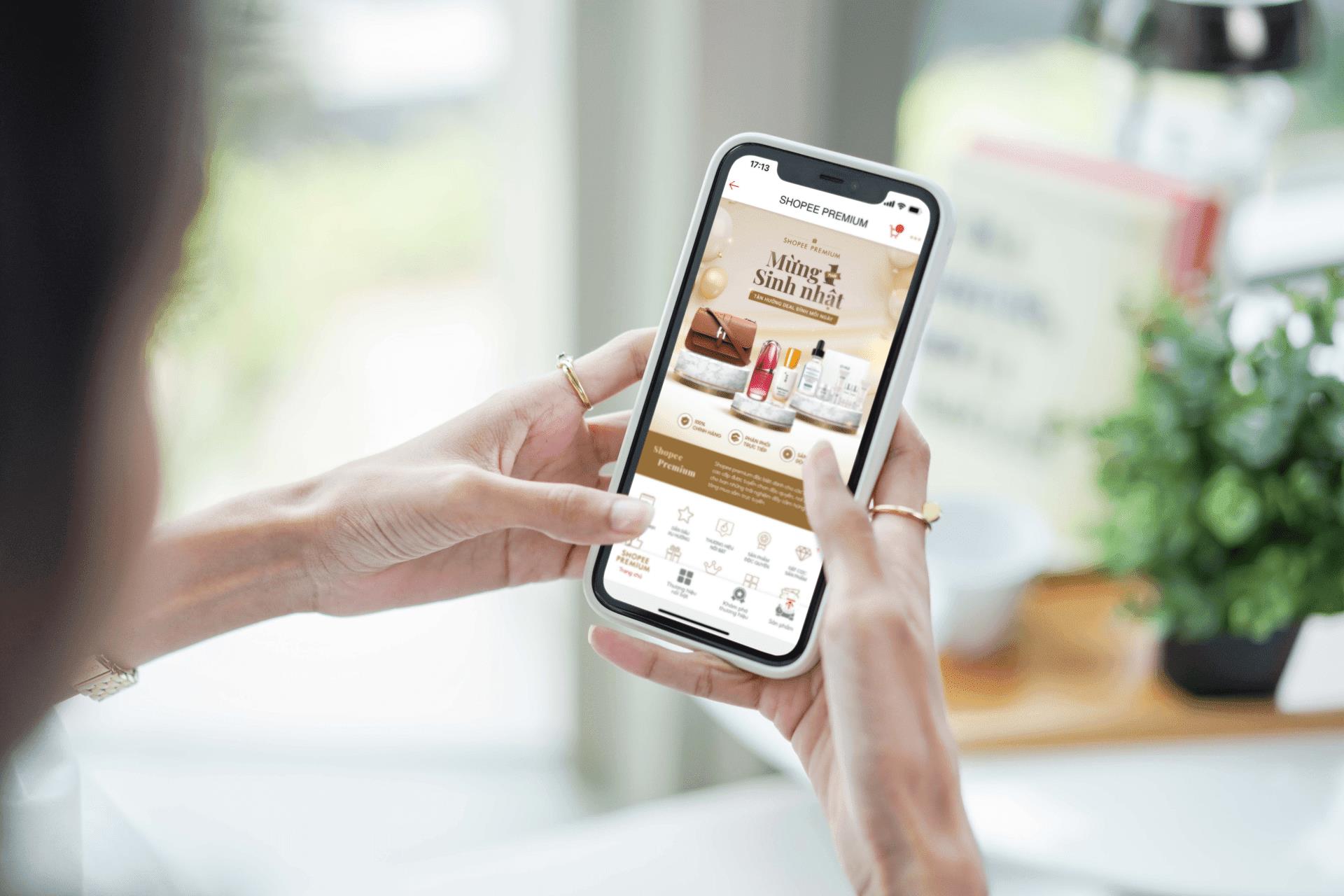 Shopee Premium c&ograve;n đem đến Hộp qu&agrave; Thương hiệu bao gồm c&aacute;c sản phẩm được tuyển chọn đặc biệt từ nhiều thương hiệu cao cấp như OHUI, SUM:, SkinCeuticials, Shiseido với mức gi&aacute; hấp dẫn.