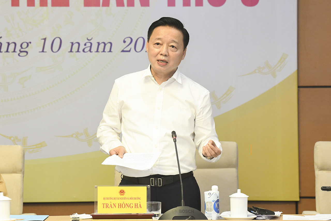 Bộ trưởng Bộ Tài nguyên và Môi trường Trần Hồng Hà báo cáo, làm rõ một số nội dung tại buổi Pg88hi Thể Thao, Bóng Đá, Casino, Nổ Hũ, Xổ Số - Ảnh: Quochoi.vn