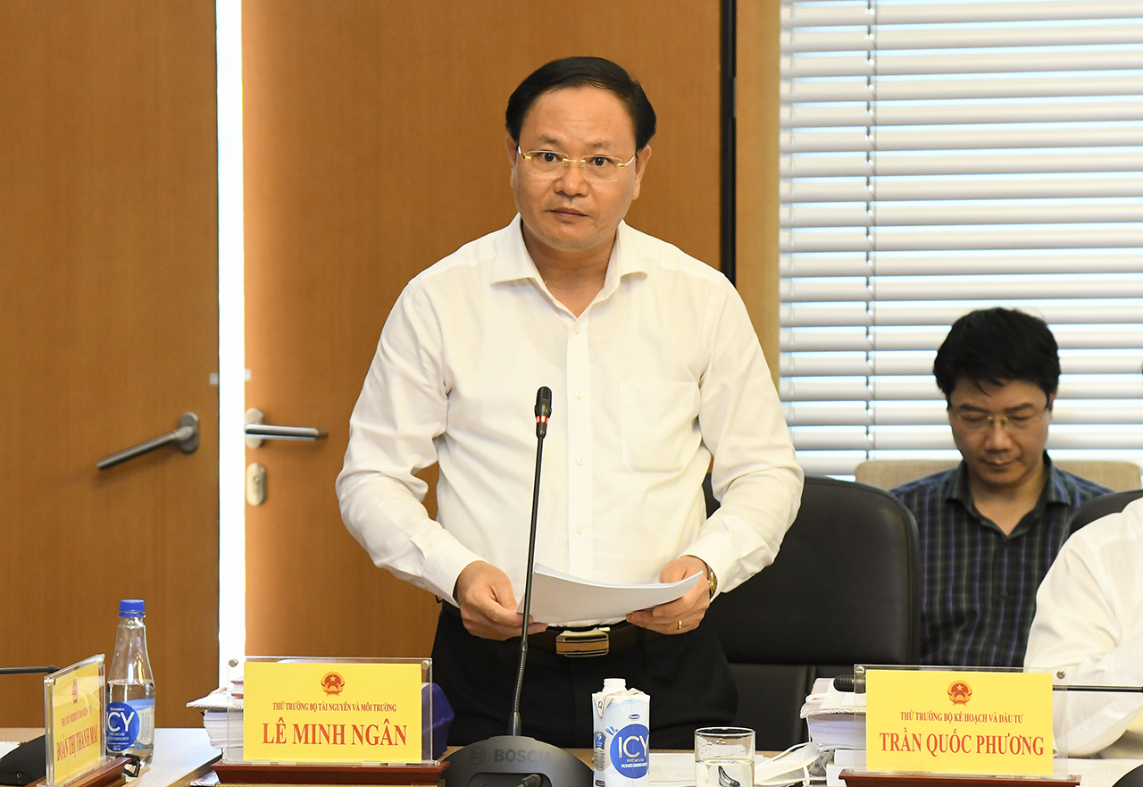 Thứ trưởng Bộ T&agrave;i nguy&ecirc;n v&agrave; M&ocirc;i trường L&ecirc; Minh Ng&acirc;n tr&igrave;nh b&agrave;y Tờ tr&igrave;nh của Ch&iacute;nh phủ về Quy hoạch sử dụng đất quốc gia thời kỳ 2021-2030, tầm nh&igrave;n đến năm 2045 v&agrave; Kế hoạch sử dụng đất 5 năm (2021-2025) - Ảnh: Quochoi.vn