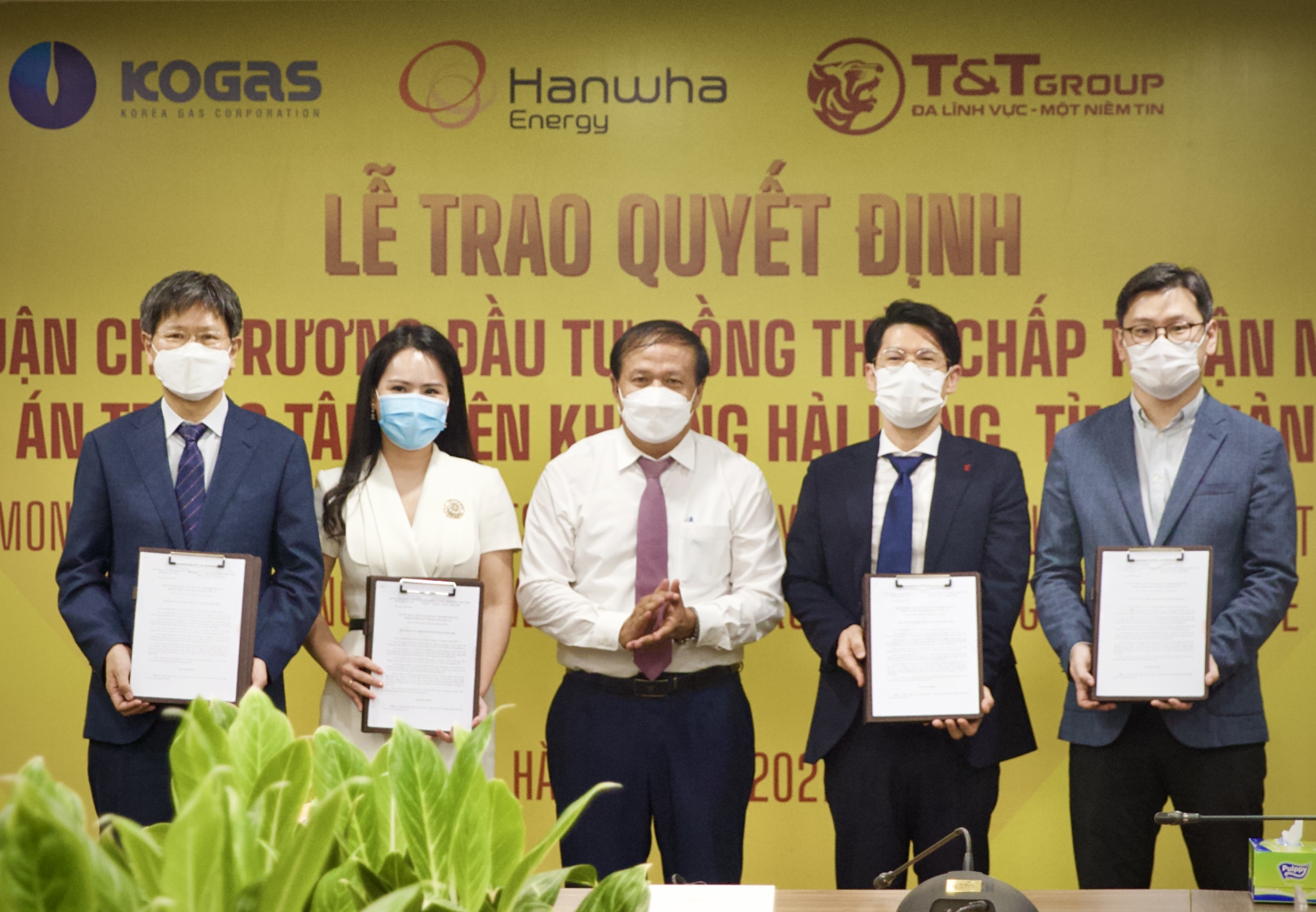 Ông Phạm Ngọc Minh, Trưởng ban Quản lý Khu PG88 ⭐ Link trang chủ số 1 nhà cái PG88 com casino slot tỉnh Quảng Trị trao Quyết định chủ trương đầu tư đồng thời chấp thuận nhà đầu tư Link Trang Chủ PG88.Com Mới #2026 Trung tâm điện khí LNG Hải Lăng, tỉnh Quảng Trị - Giai đoạn I (1.500 MW) cho Tổ hợp các nhà đầu tư.