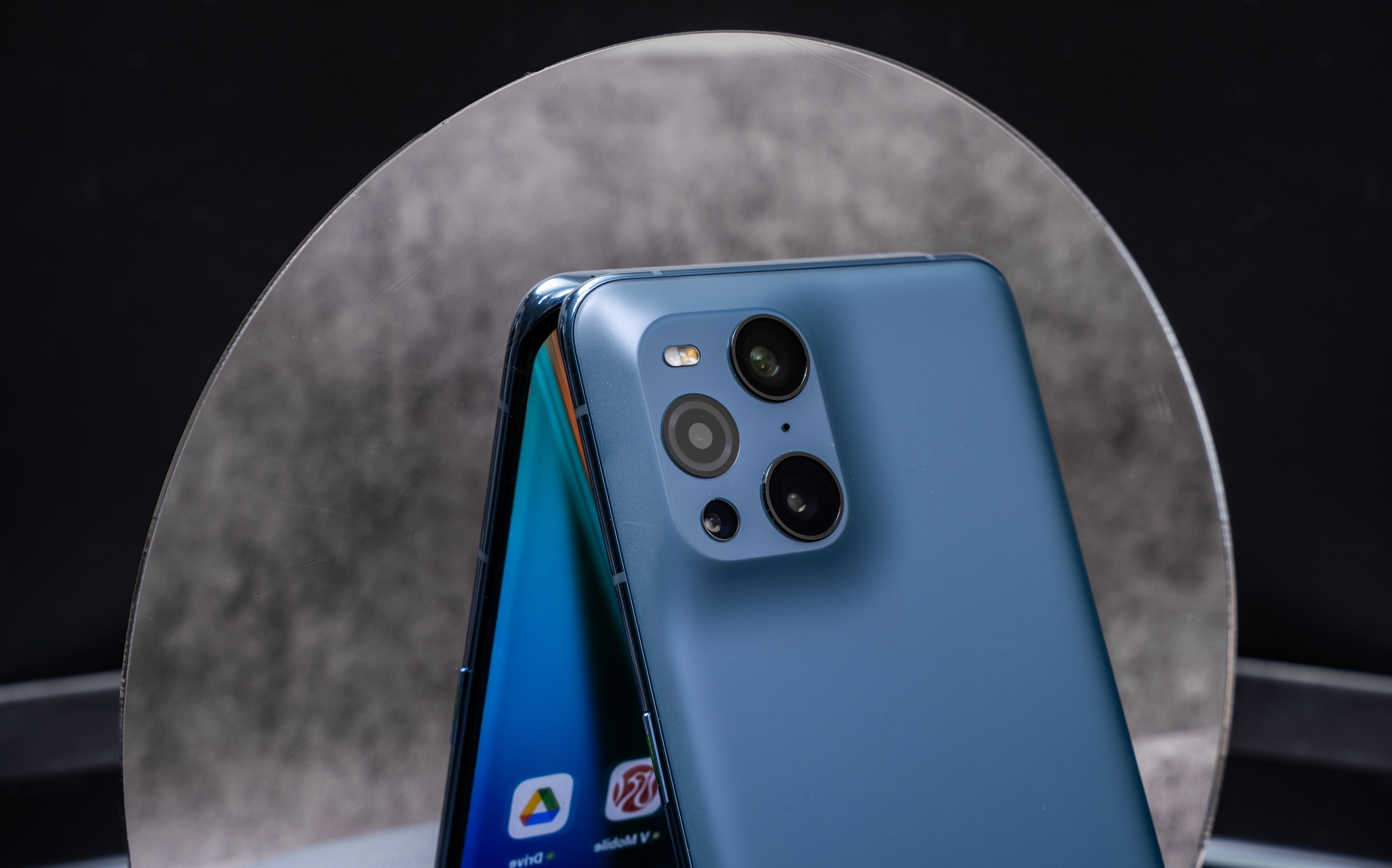 Find X3 Pro với m&agrave;n h&igrave;nh 1 tỷ m&agrave;u ph&aacute; vỡ ranh giới của m&agrave;u sắc.