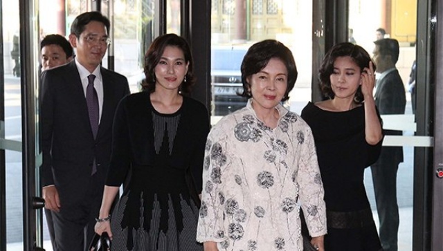 Bà Hong Ra-hee và ba con - Ảnh: Yonhap News