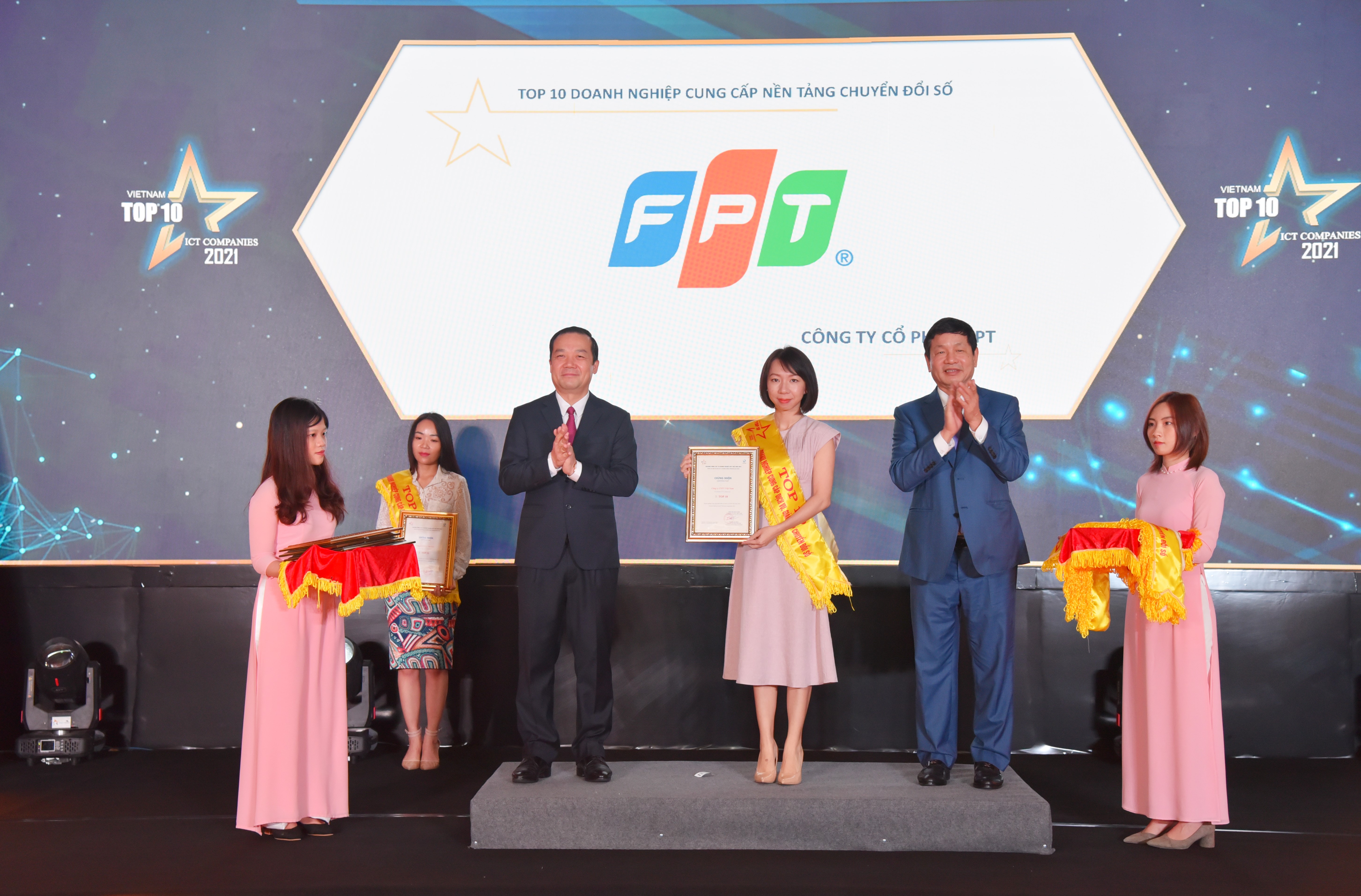 Đại diện FPT nhận giải top 10 6Pg88.con độc quyền mỗi ngày cung cấp nền tảng chuyển đổi số.
