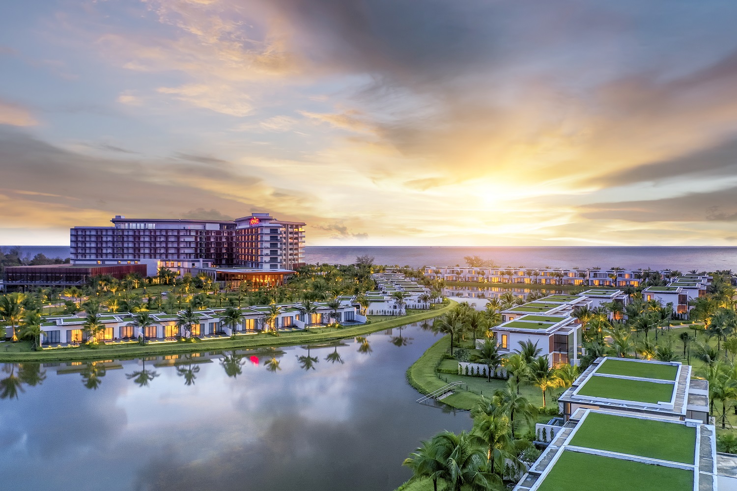 Bãi Ông Lang - nơi chiêm ngưỡng ánh hoàng hôn tuyệt đẹp Việt Nam.
