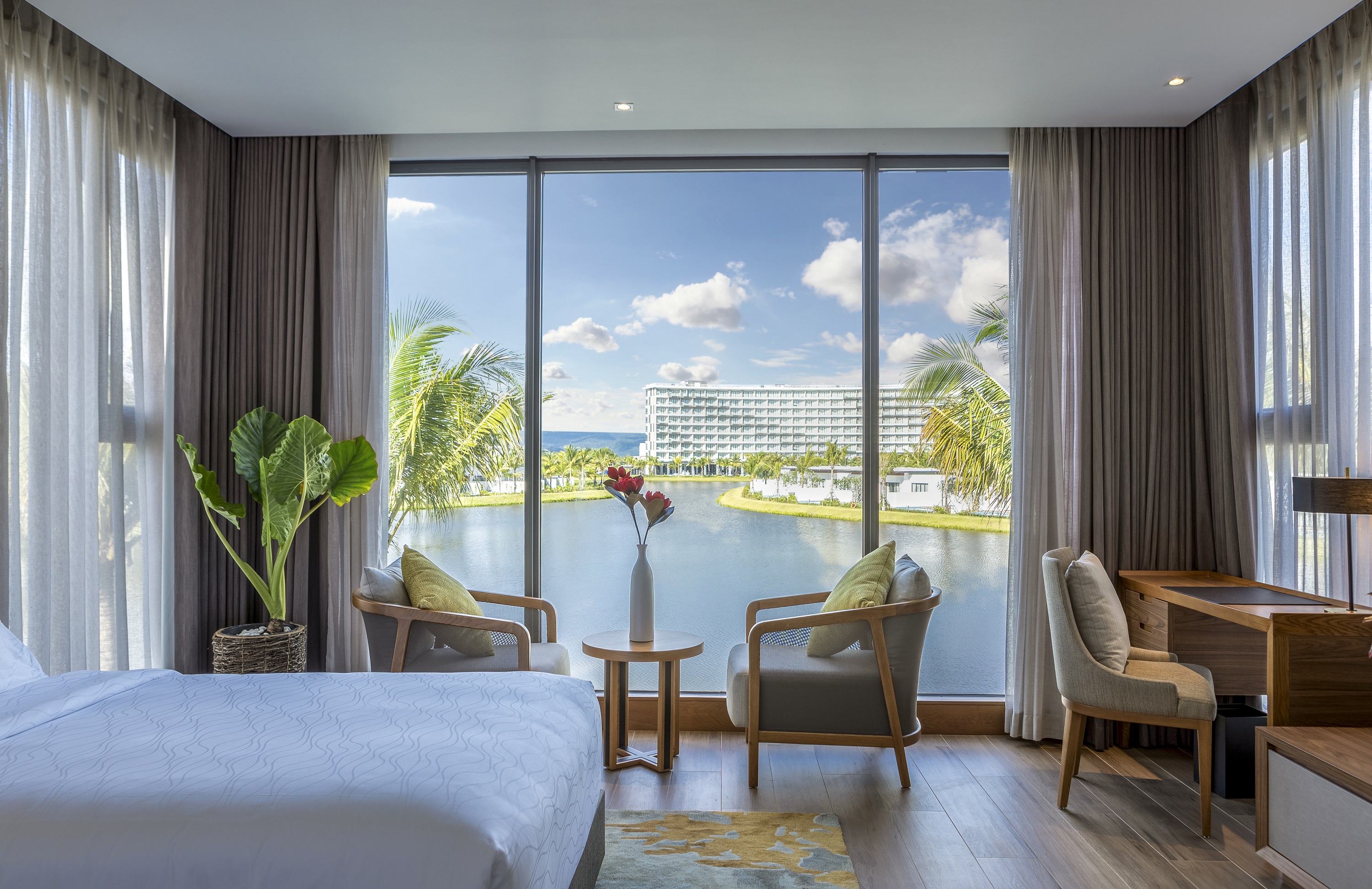 Một g&oacute;c ph&ograve;ng ngủ hướng hồ tại biệt thự nghỉ dưỡng M&ouml;venpick Villas & Residences Ph&uacute; Quốc.
