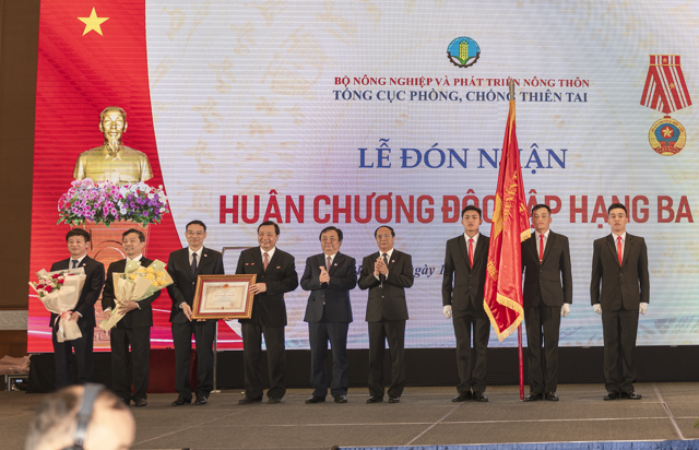 Ph&oacute; Thủ tướng L&ecirc; Văn Th&agrave;nh trao Hu&acirc;n chương Độc lập hạng Ba cho Tổng cục Ph&ograve;ng chống thi&ecirc;n tai.