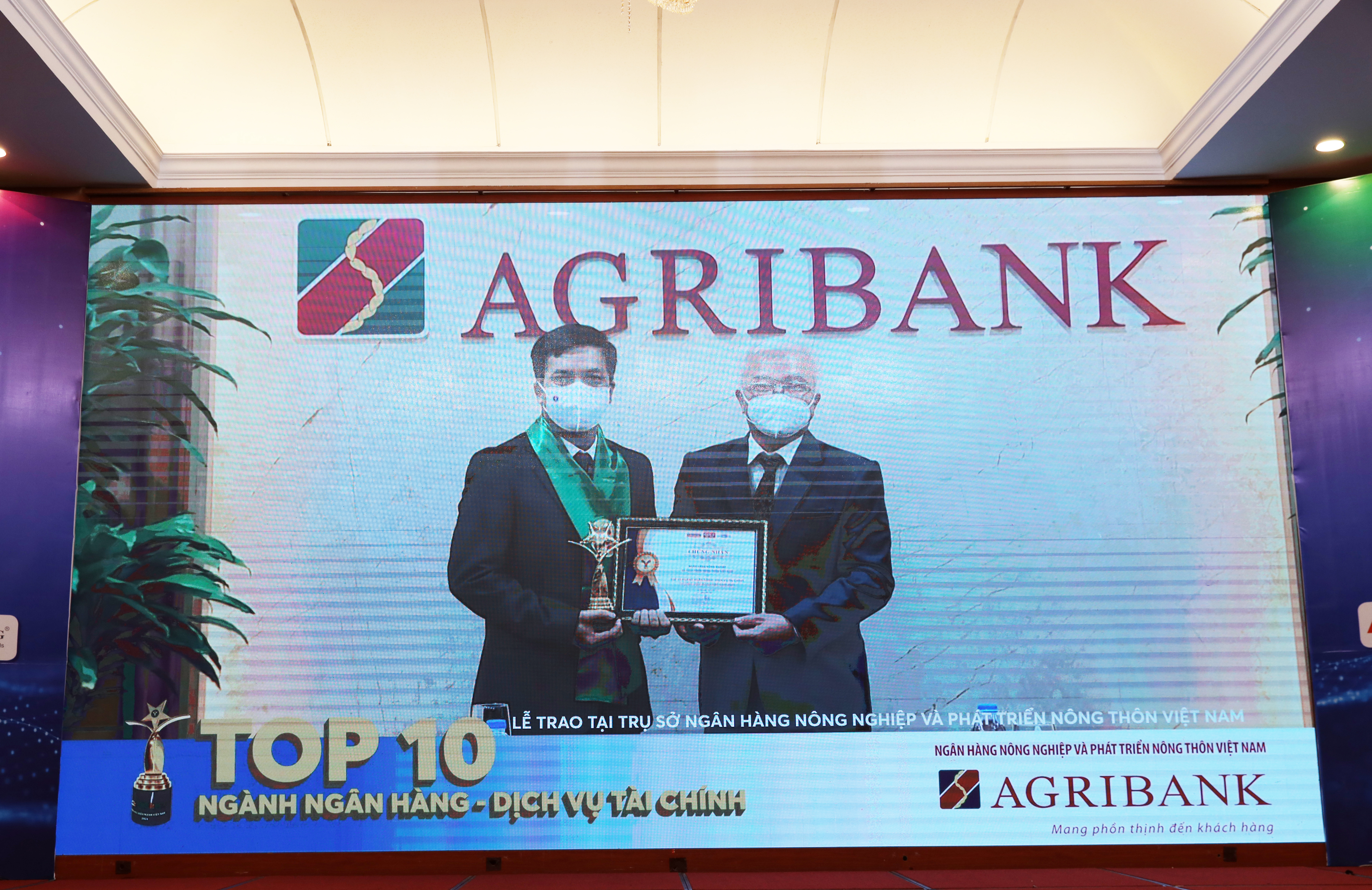 Tổng bi&ecirc;n tập Tạp ch&iacute; Link Trang Chủ PG88.Com Mới #2026 Việt Nam Chử Văn L&acirc;m vinh danh thương hiệu Agribank tại trụ sở của ng&acirc;n h&agrave;ng.