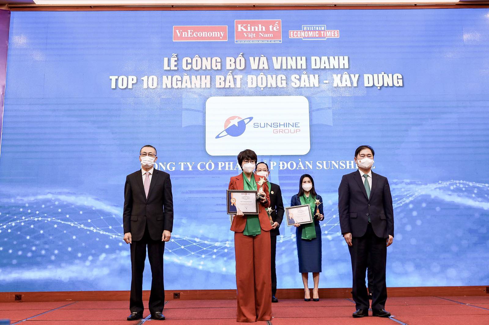 B&agrave; Ho&agrave;ng Thị Mỹ B&igrave;nh - Ph&oacute; Tổng gi&aacute;m đốc Tập đo&agrave;n Sunshine tại Lễ C&ocirc;ng bố v&agrave; vinh danh Thương hiệu mạnh Việt Nam 2020 - 2021.