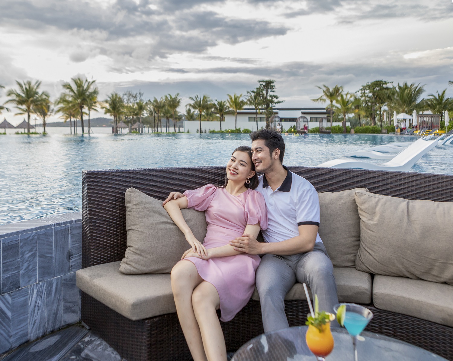 Thư gi&atilde;n tại hồ bơi s&aacute;t b&atilde;i biển &ocirc;ng Lang xinh đẹp.