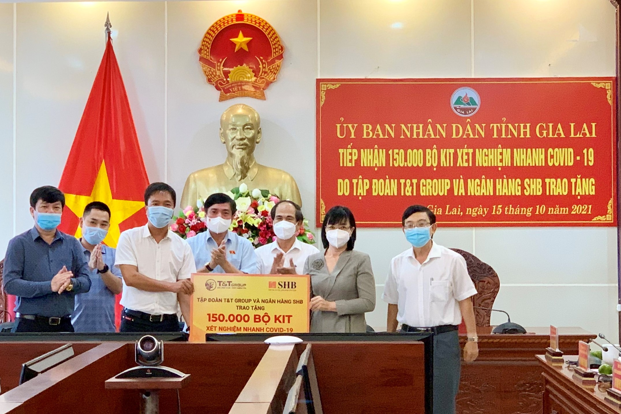 Đại diện Tập đoàn T&T Group và Pg88 com chính chủ SHB trao tặng 150.000 bộ kit xét nghiệm nhanh Covid-19 cho đại diện lãnh đạo tỉnh Gia Lai.
