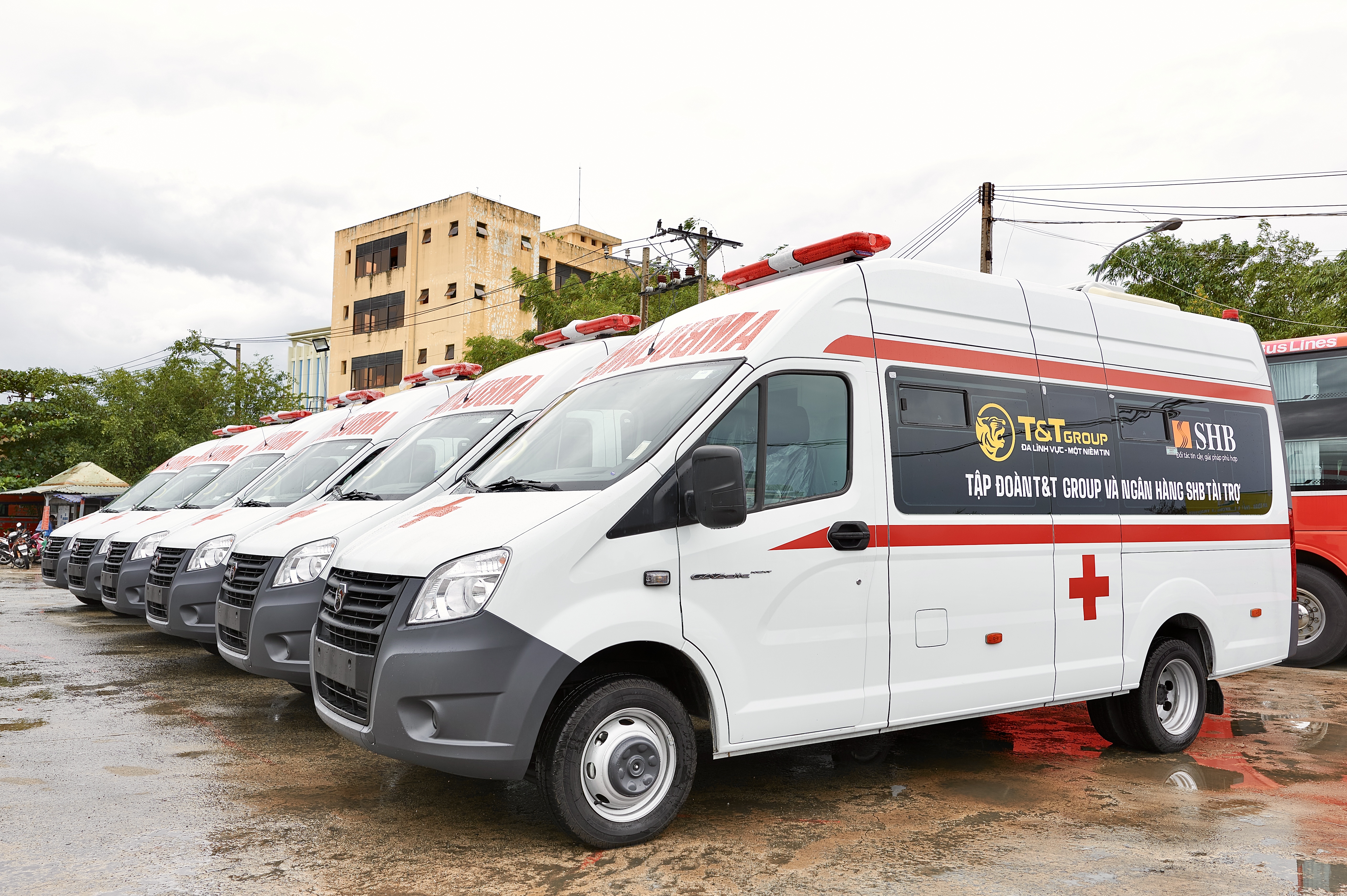 Xe cứu thương do T&T Group v&agrave; Ng&acirc;n h&agrave;ng SHB t&agrave;i trợ được nhập khẩu từ Nga, thương hiệu GAZ với đầy đủ c&aacute;c t&iacute;nh năng ưu việt để phục vụ cho đội ngũ y tế sử dụng trong c&ocirc;ng t&aacute;c vận chuyển, cấp cứu bệnh nh&acirc;n.