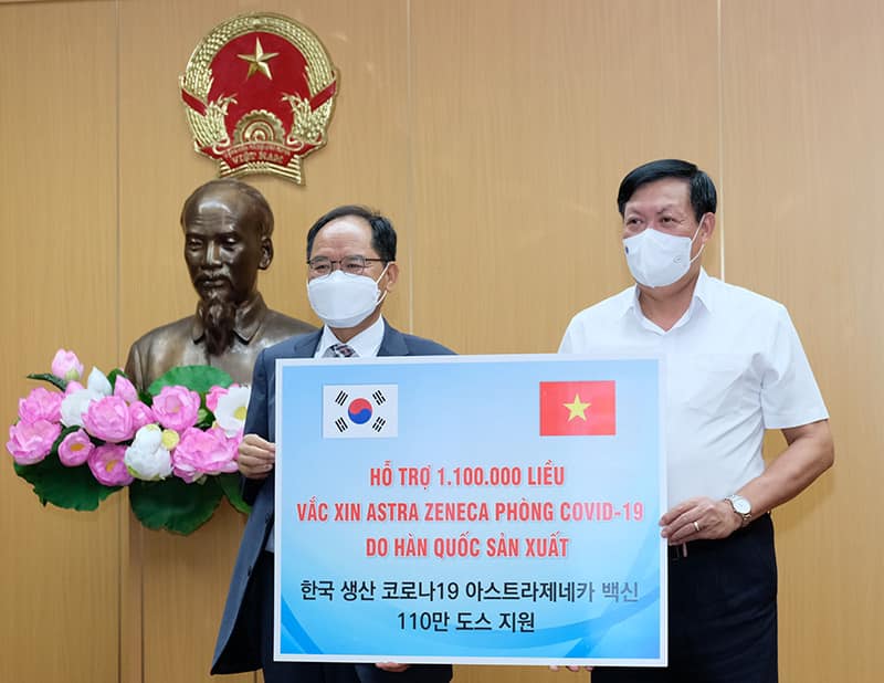 Tiếp nhận 1,1 triệu liều vaccine H&agrave;n Quốc tặng Việt Nam. Ảnh - Trần Minh.&nbsp;