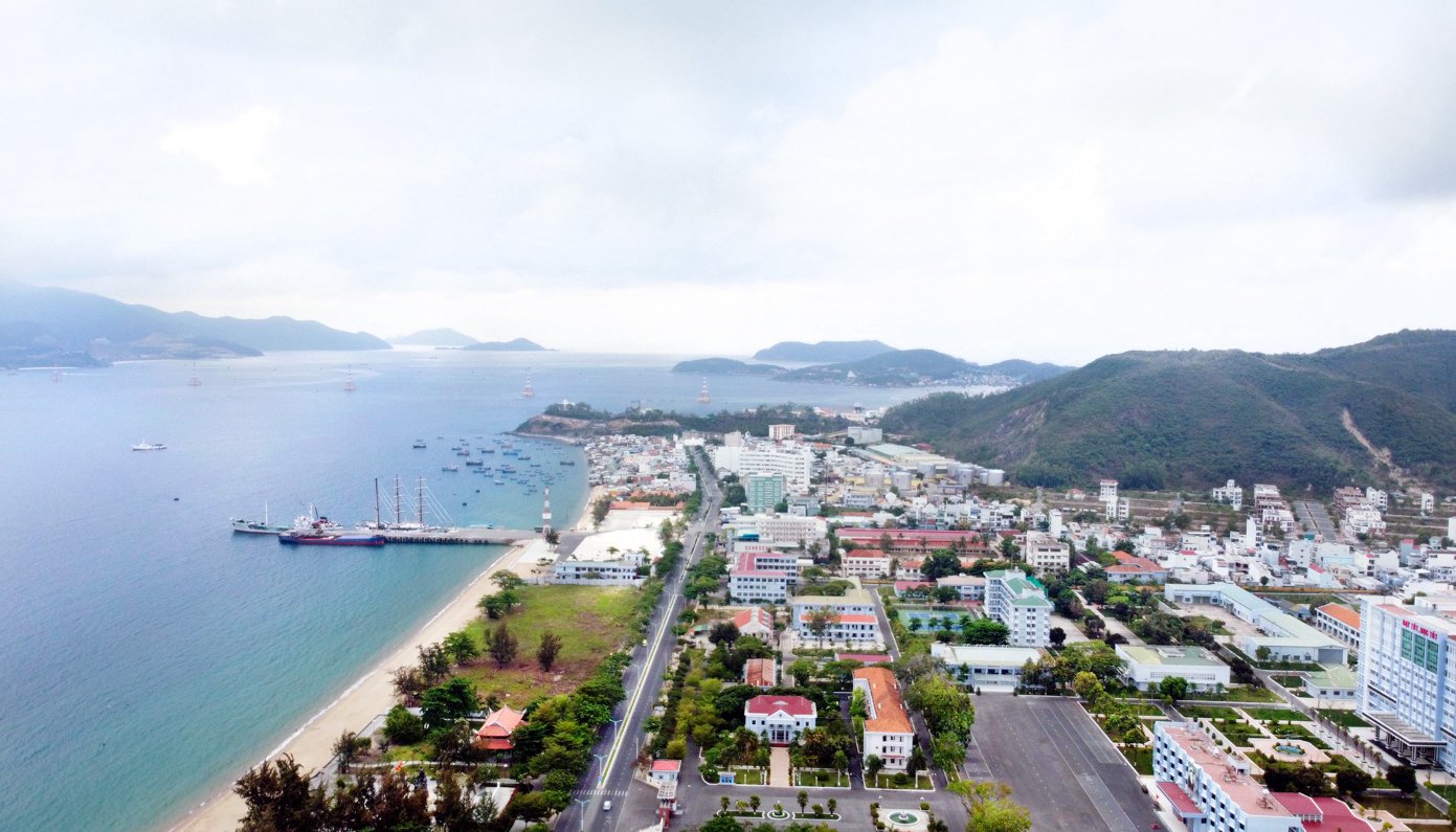 Một g&oacute;c b&atilde;i biển th&agrave;nh phố Nha Trang nh&igrave;n tr&ecirc;n cao, hướng c&ocirc;ng vi&ecirc;n Bạch Đằng nh&igrave;n về khu đ&ocirc; thị An Vi&ecirc;n. Ảnh: Xu&acirc;n Ngọc.