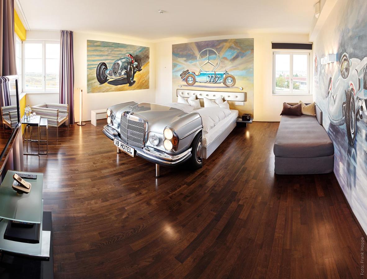 Căn ph&ograve;ng sang trọng nhất theo chủ đề xe cộ l&agrave; V12 Mercedes Suite với diện t&iacute;ch rộng 120m2 với&nbsp;nhiều tiện &iacute;ch cao cấp.&nbsp;