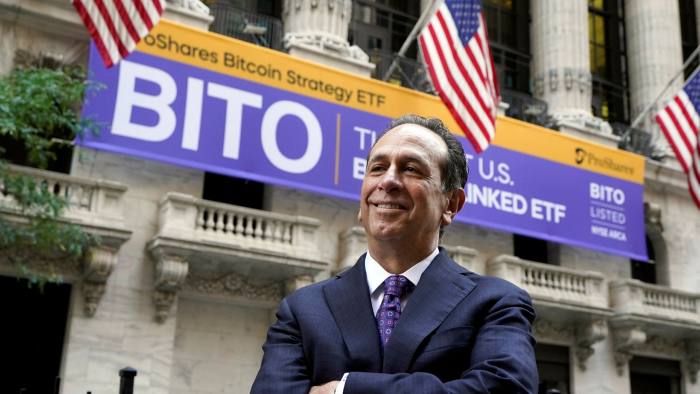 CEO của ProShares, Michael Sapir b&ecirc;n ngo&agrave;i S&agrave;n giao dịch ghứng kho&aacute;n New York ng&agrave;y 19/10 - Ảnh: AP