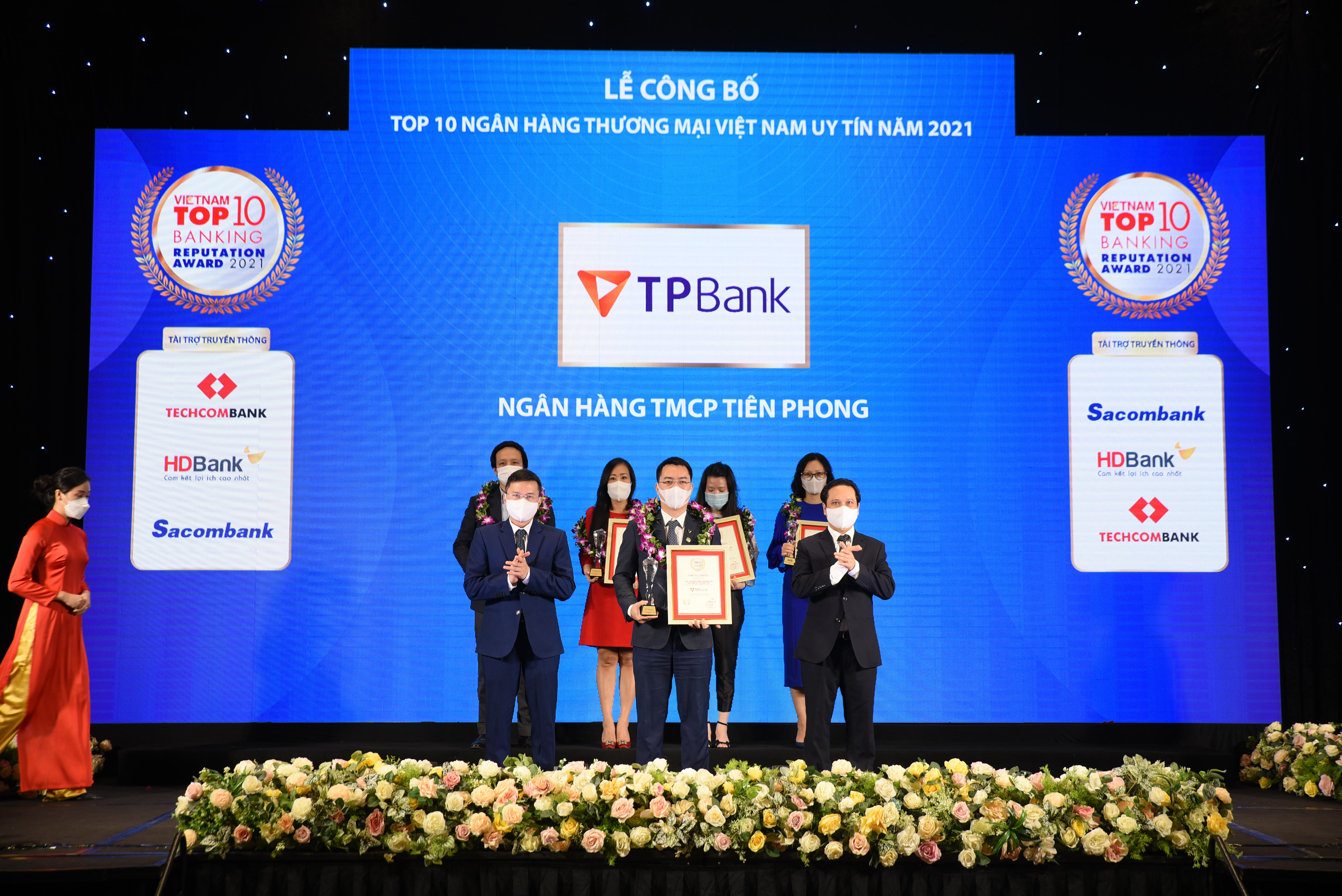Ông Nguyễn Việt Anh - Phó Tổng giám đốc Pg88 com chính chủ TPBank tại lễ trao giải của VnReport.