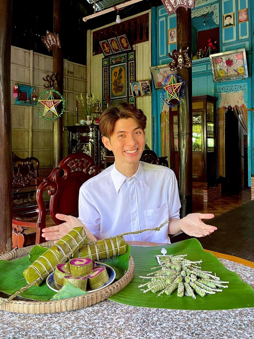 NTK&nbsp;Nguyễn Minh C&ocirc;ng c&ugrave;ng cha mẹ m&igrave;nh khi đang thực hiện BST tại qu&ecirc; nh&agrave; Vĩnh Long.