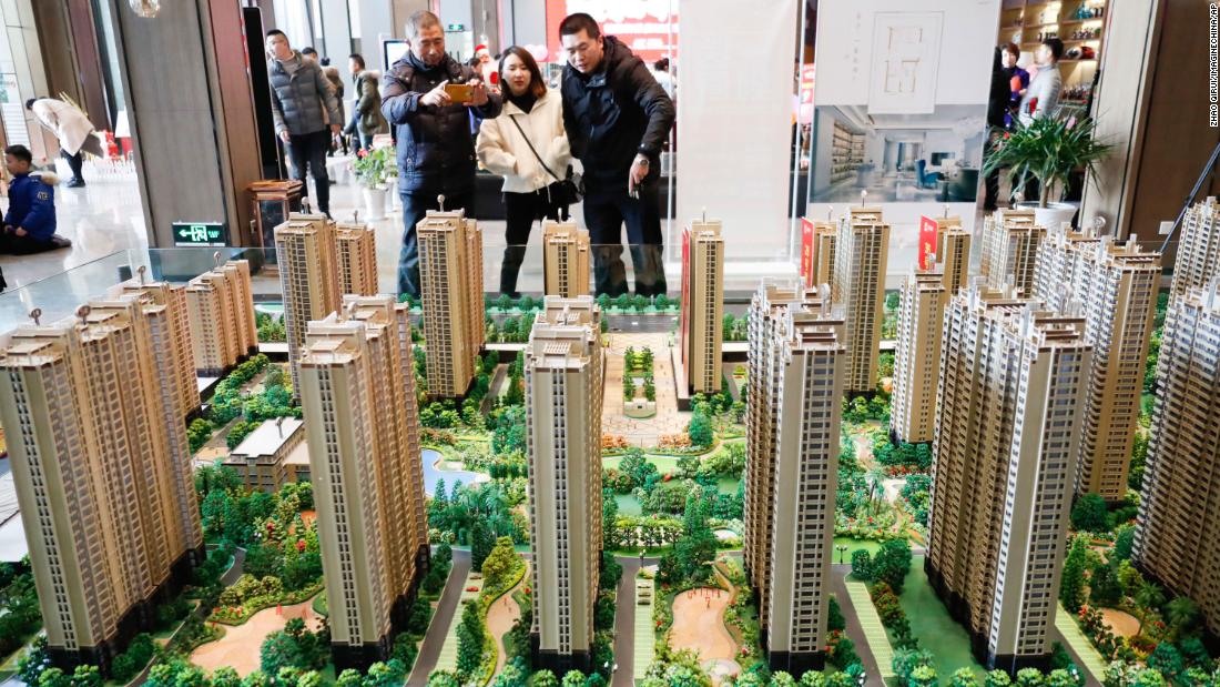 Người mua nh&agrave; xem m&ocirc; h&igrave;nh một dự &aacute;n ở Giang T&ocirc;, th&aacute;ng 12/2018 - Ảnh: AP.