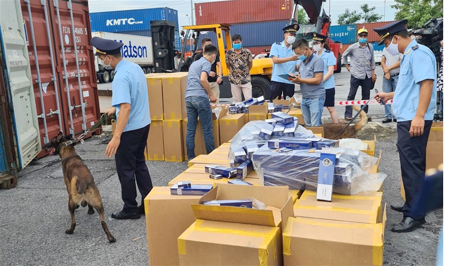 Cục Hải quan TP. Hải Phòng phối hợp với các lực lượng phát hiện, xử lý lô hàng 1 triệu bao thuốc 555 giả mạo từ Campuchia vào Việt Nam.