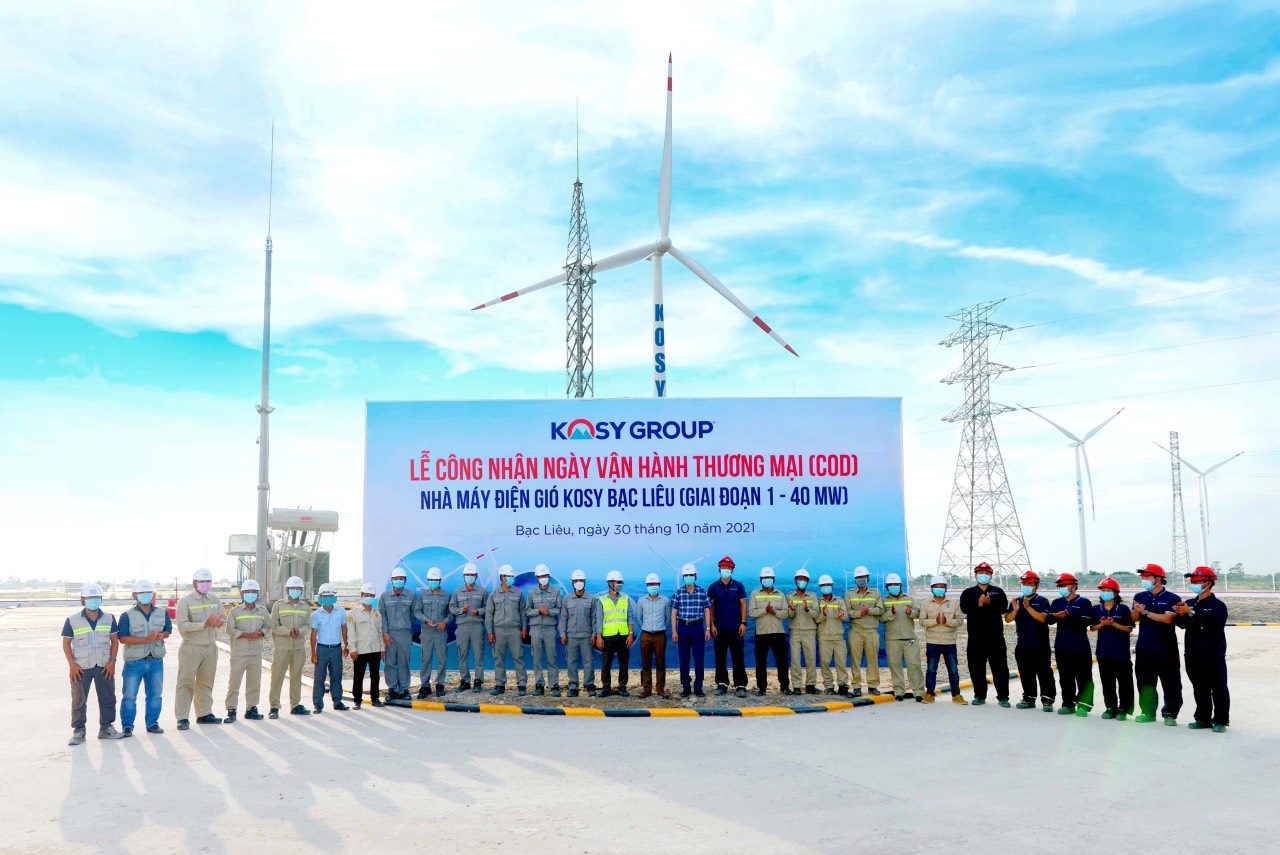 Đại diện chủ đầu tư Tập đoàn Kosy và các nhà thầu tại Lễ công nhận ngày vận.