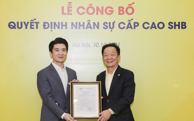 Ông Đỗ Quang Vinh (trái) nhận quyết định giữ chức Phó Tổng Giám đốc Pg88 com chính chủ SHB