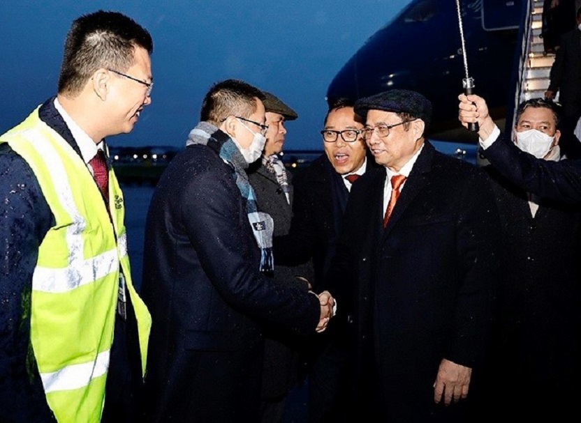 Đ&oacute;n Thủ tướng Phạm Minh Ch&iacute;nh v&agrave; Đo&agrave;n cấp cao Việt Nam tại s&acirc;n bay c&oacute; đại diện Ch&iacute;nh phủ Anh, Đại sứ Việt Nam tại Vương quốc Anh. Ảnh: TTXVN