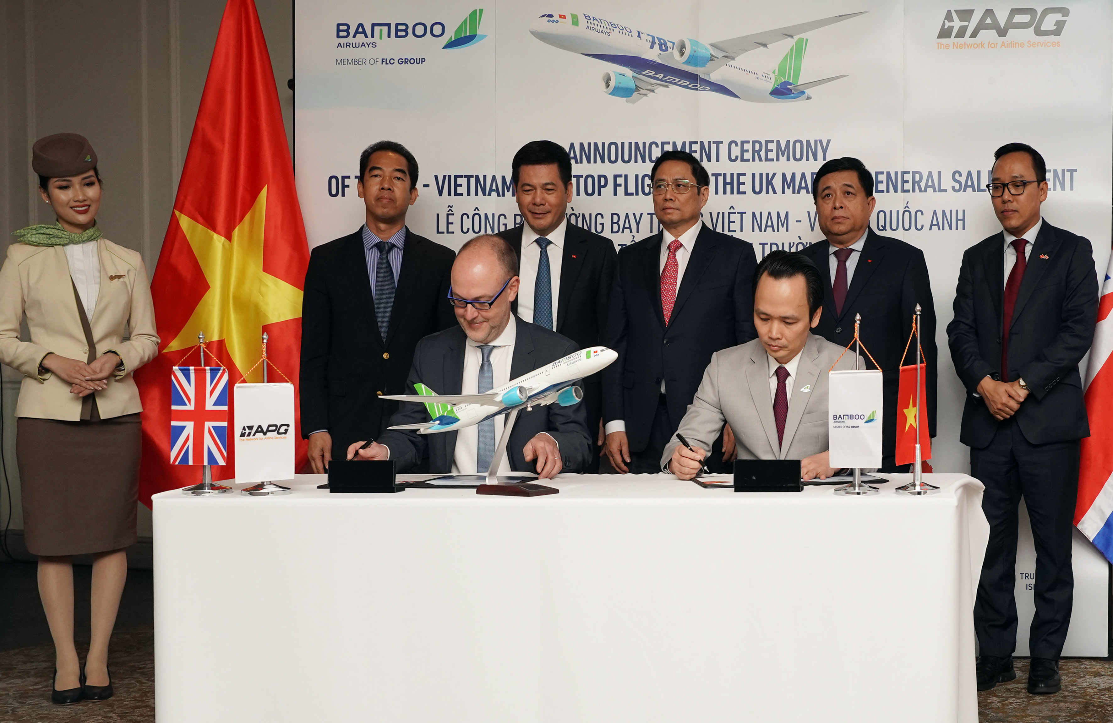 Lễ k&yacute; kết ch&iacute;nh thức giữa Chủ tịch Bamboo Airways - &Ocirc;ng Trịnh Văn Quyết v&agrave; Chủ tịch APG - &Ocirc;ng Richard Burgess trước sự chứng kiến của Thủ tướng ch&iacute;nh phủ Phạm Minh Ch&iacute;nh v&agrave; đo&agrave;n th&aacute;p t&ugrave;ng.