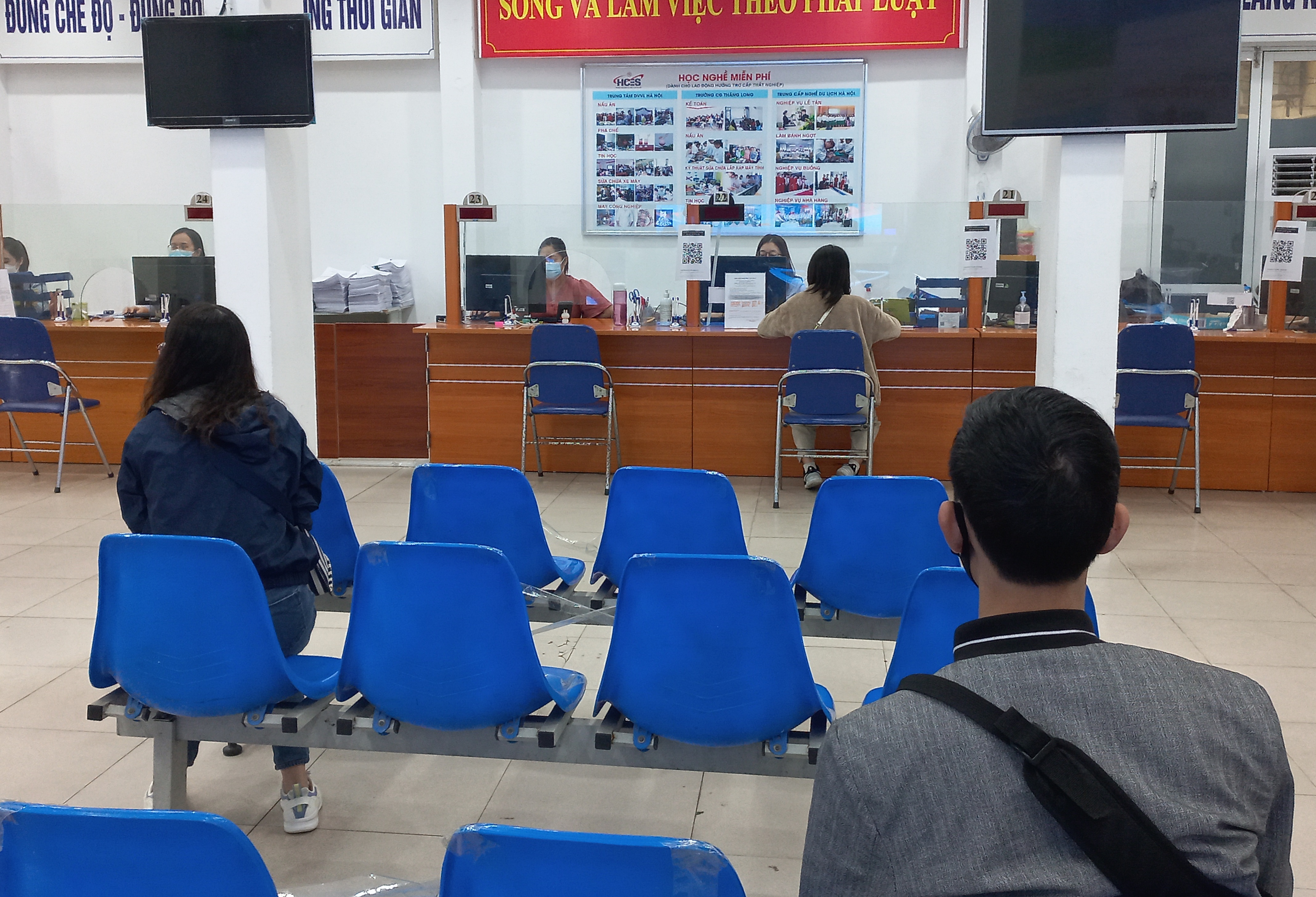 Người lao động làm thủ tục hưởng bảo hiểm thất nghiệp. Ảnh - Nhật Dương. 