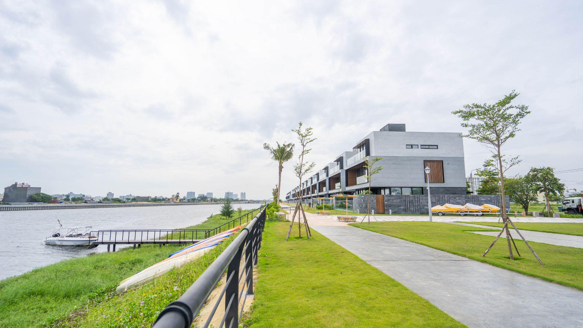 Thời điểm mới ra mắt thị trường, một sản phẩm tại Regal One River chỉ xấp xỉ 700.000 USD (~16 tỷ đồng) đến nay mỗi villa được định gi&aacute; gần 1,2 triệu USD (~26 tỷ đồng) b&agrave;n giao ho&agrave;n thiện đầy đủ ngoại thất.