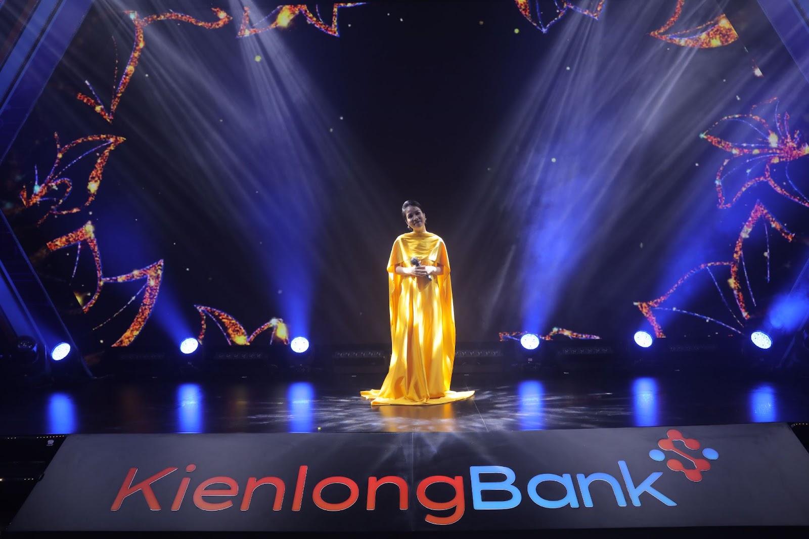 Phi&ecirc;u c&ugrave;ng nghệ thuật với m&agrave;n tr&igrave;nh diễn đầy ấn tượng của diva Mỹ Linh.