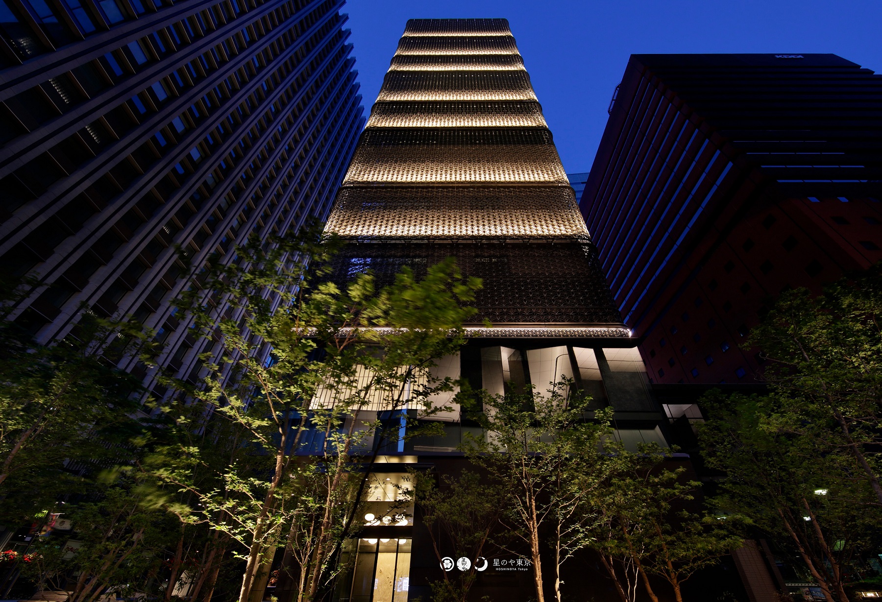 Kh&aacute;ch sạn Hoshinoya Tokyo ở Otemachi nh&igrave;n từ b&ecirc;n ngo&agrave;i.